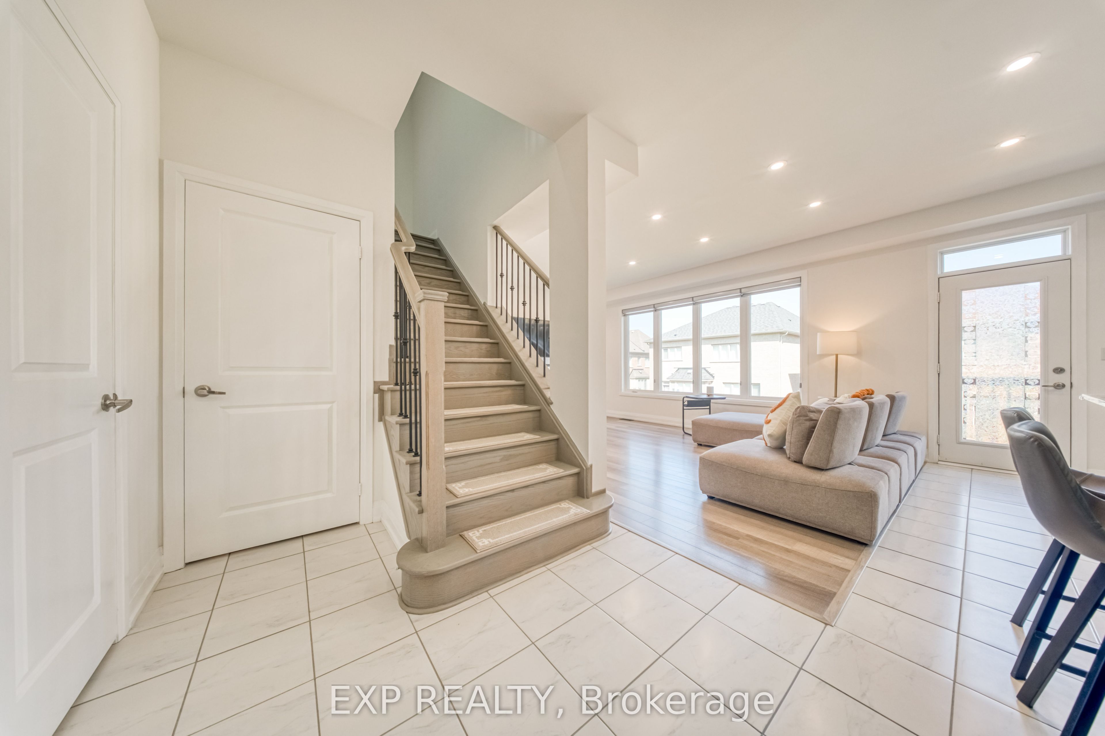 8 Prosperity Way, East Gwillimbury, ON L9N 0V1 photo 5