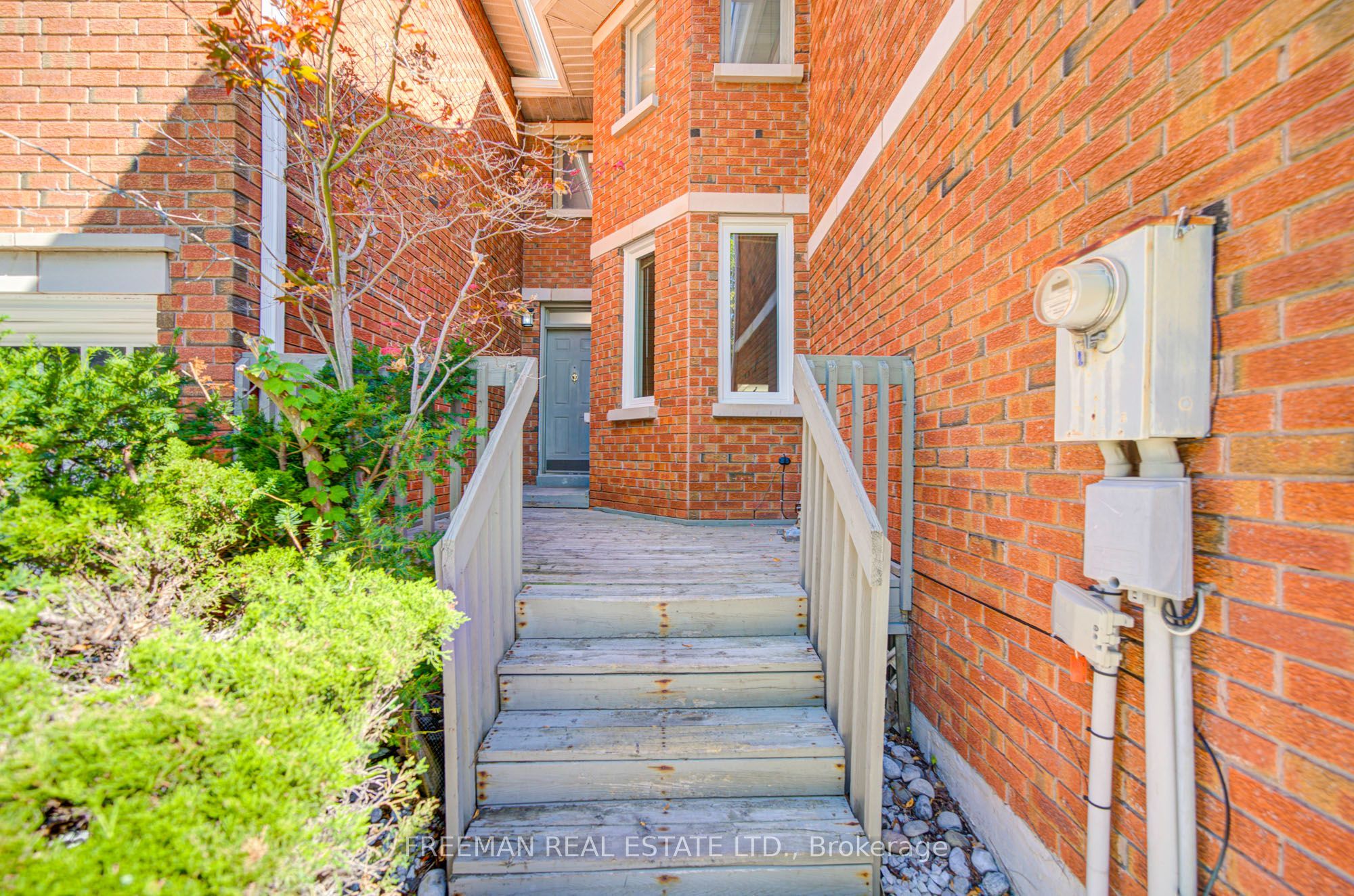 107 Brownstone Circle, Vaughan, ON L4J 7R1 photo 2