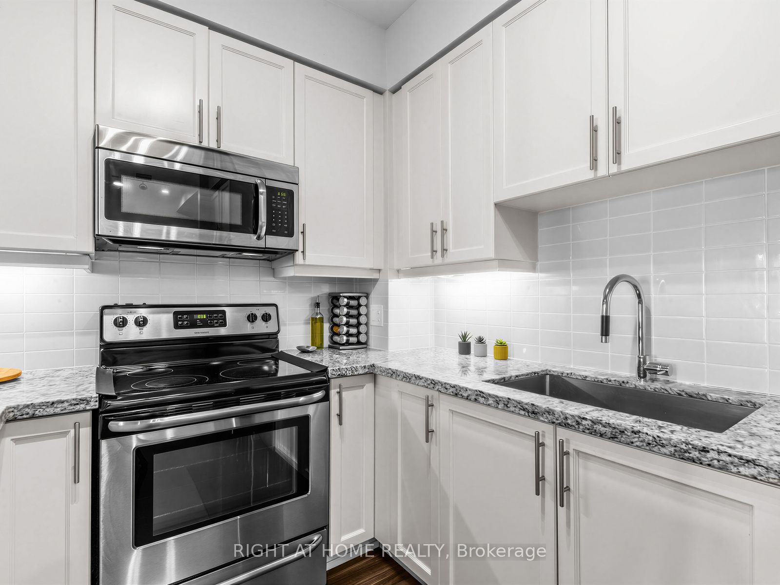 24 Woodstream Boulevard 808, Vaughan, ON L4L 8C4 photo 4