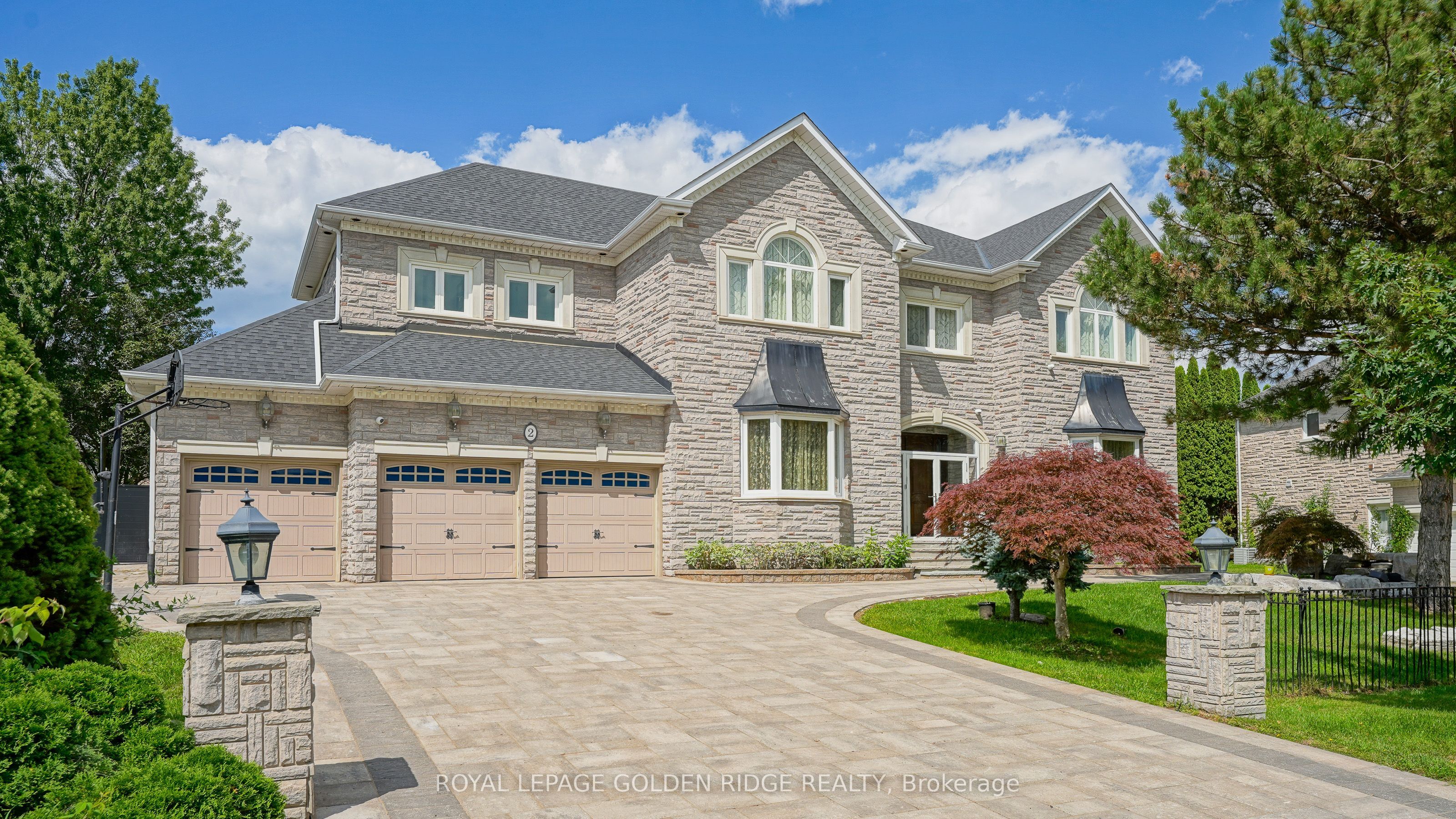 2 Cortleigh Court, Richmond Hill, ON L4B 3G9
