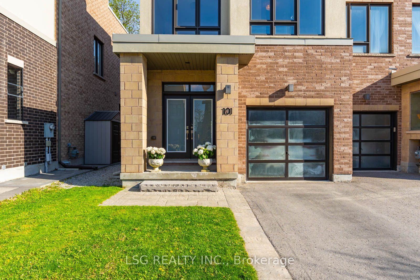 101 Dariole Drive, Richmond Hill, ON L4E 0Y8 photo 2
