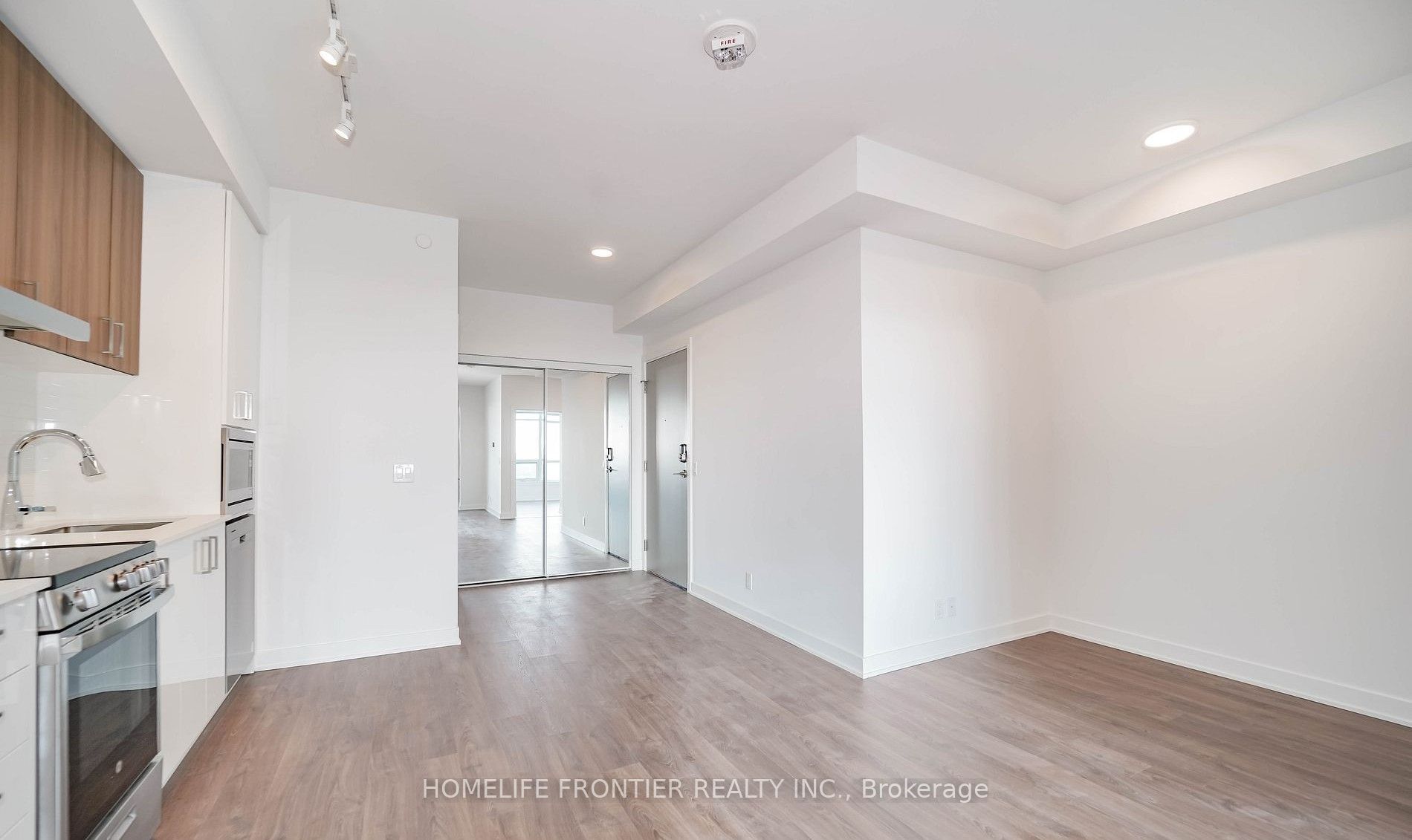 50 Upper Mall Way 2812, Vaughan, ON L4J 0L8 photo 3