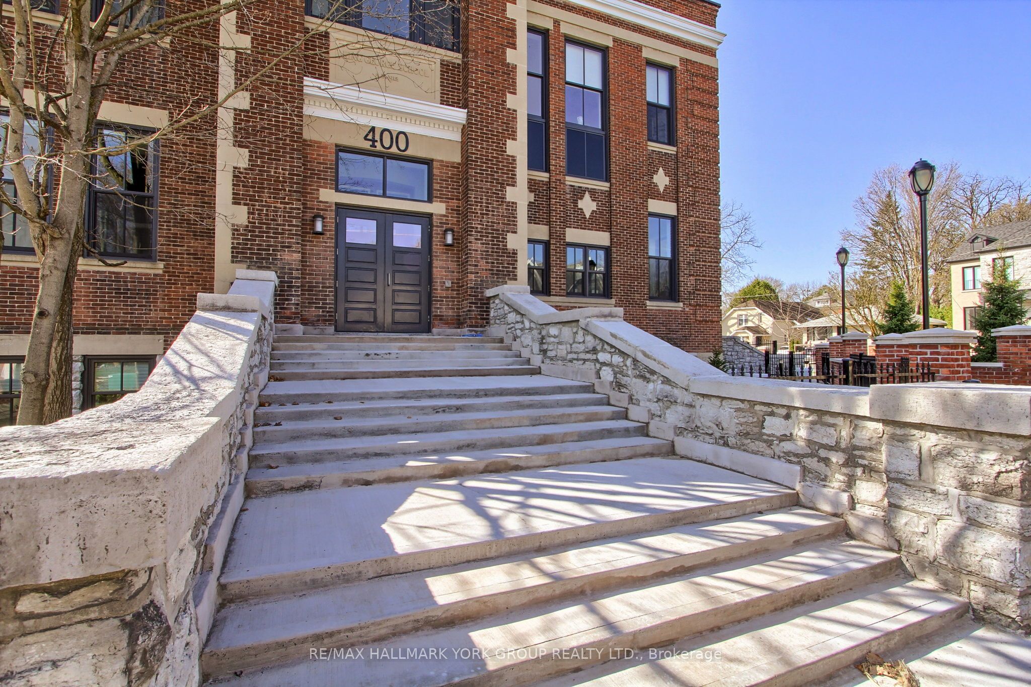 400 Park Avenue 203, Newmarket, ON L3Y 1V8 photo 3