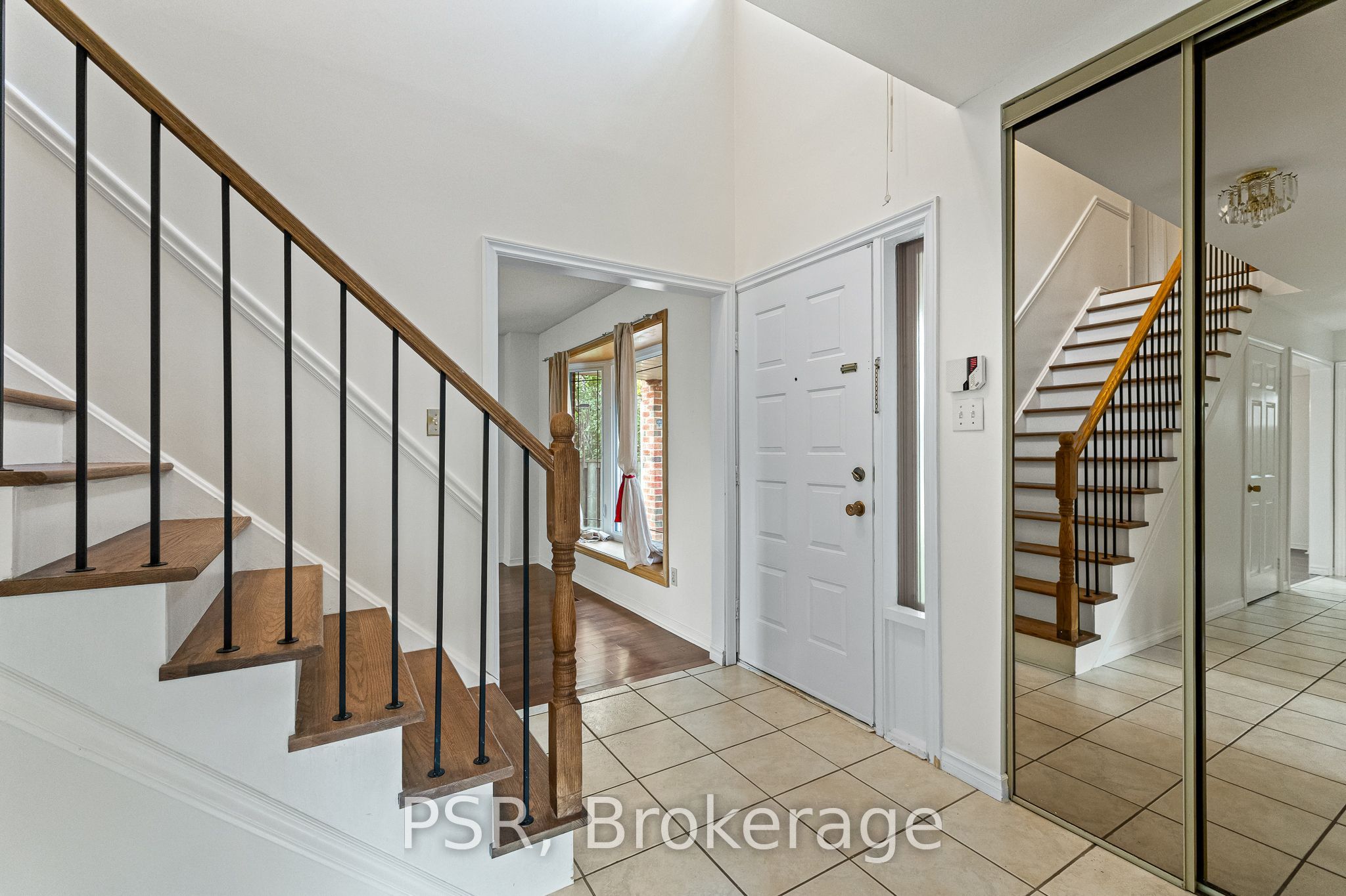 6 Lippincott Court, Richmond Hill, ON L4C 7M5 photo 2