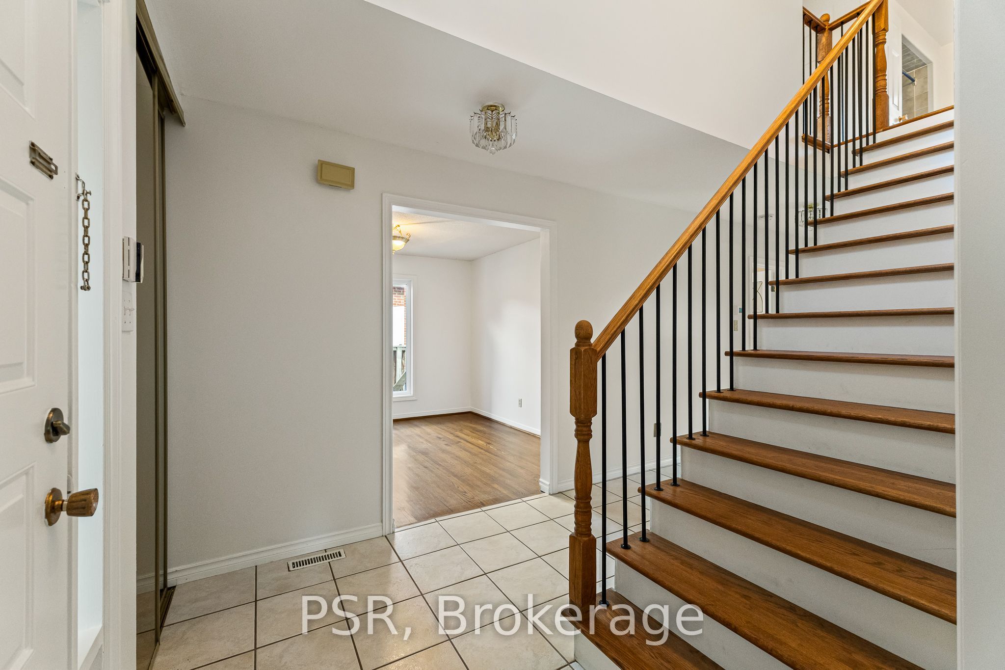 6 Lippincott Court, Richmond Hill, ON L4C 7M5 photo 3