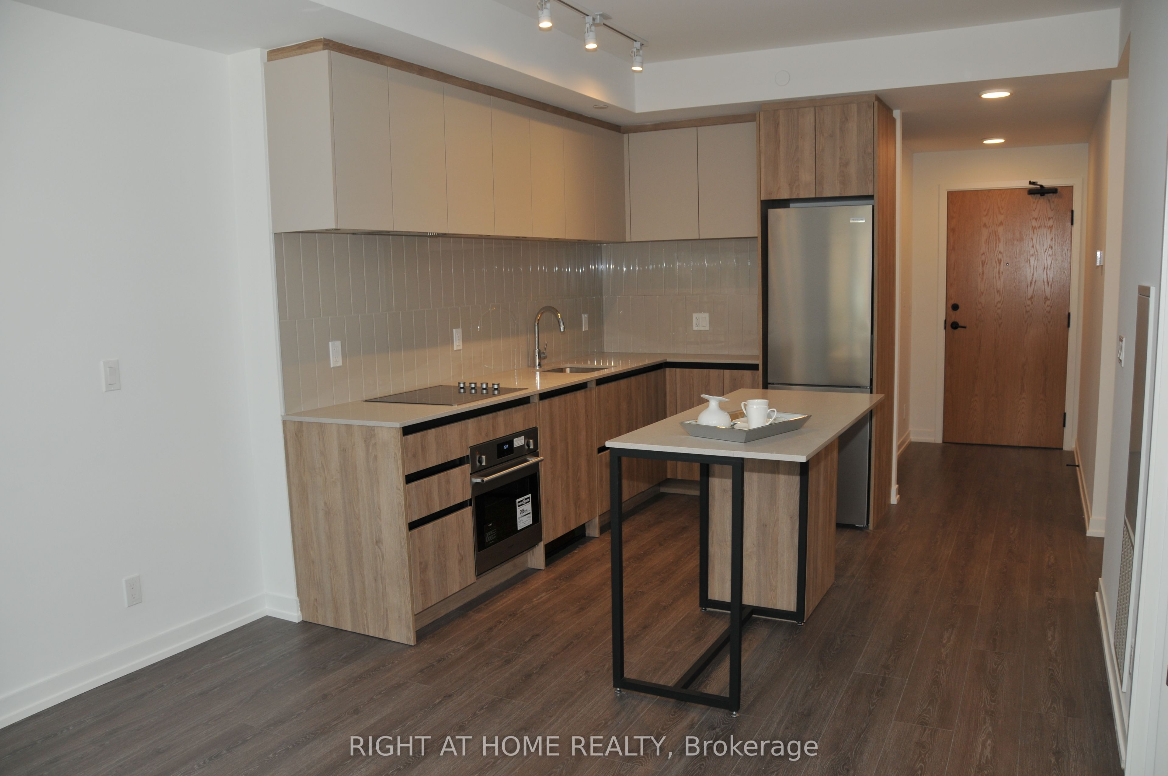 8 Beverley Glen Boulevard 221, Vaughan, ON L4J 8N8 photo 2