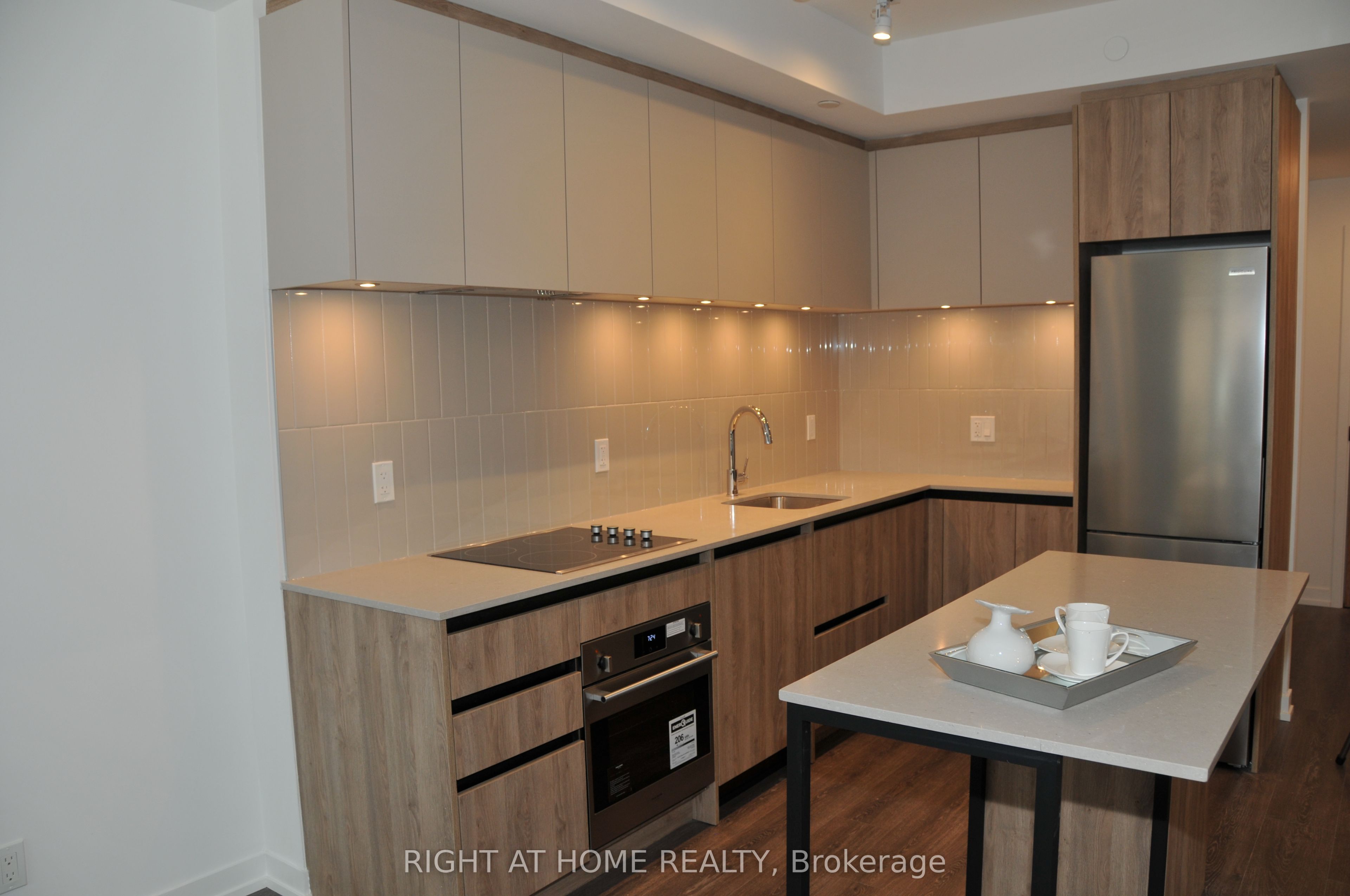 8 Beverley Glen Boulevard 221, Vaughan, ON L4J 8N8 photo 3