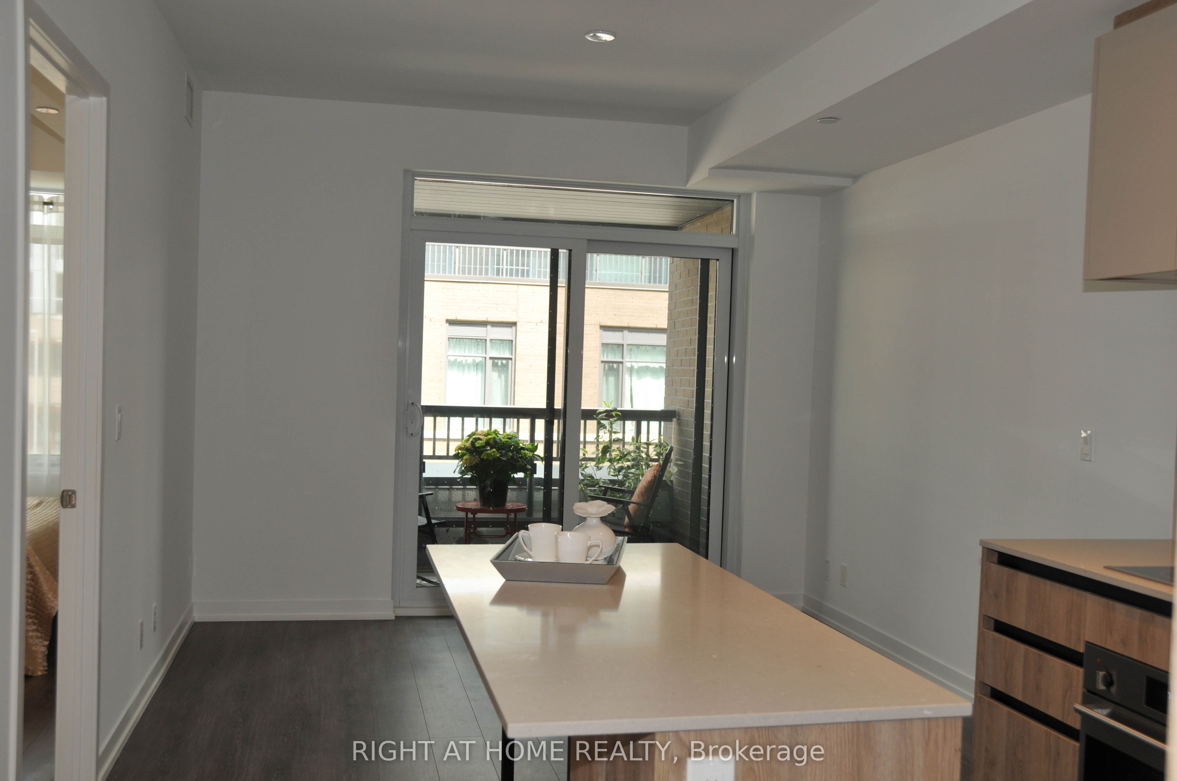 8 Beverley Glen Boulevard 221, Vaughan, ON L4J 8N8 photo 4