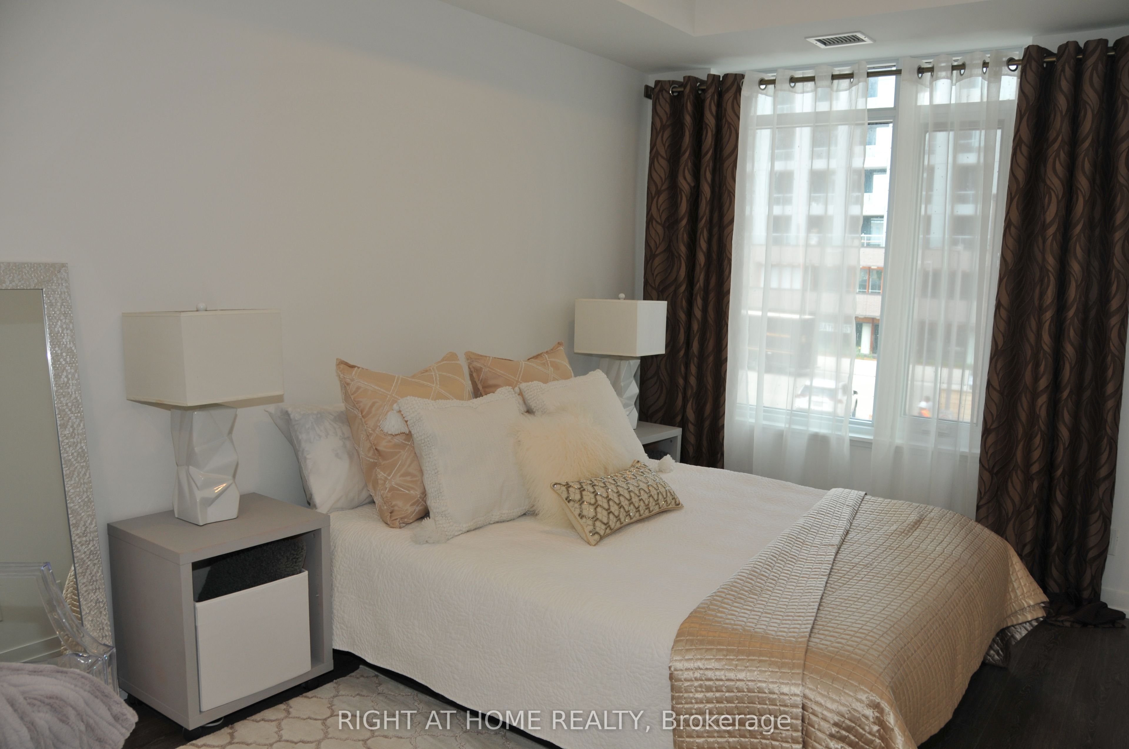 8 Beverley Glen Boulevard 221, Vaughan, ON L4J 8N8 photo 5