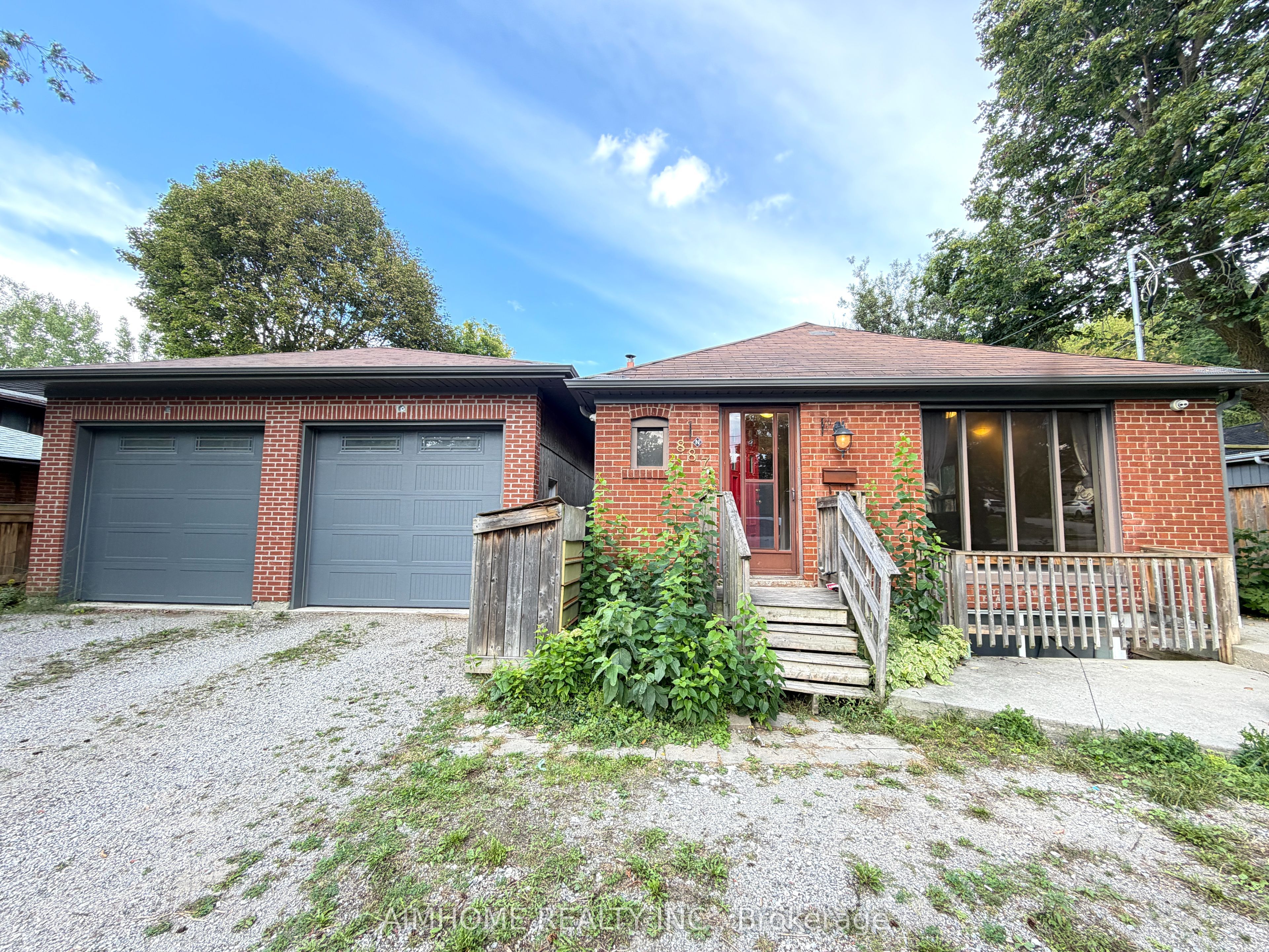 887 Srigley Street Main, Newmarket, ON L3Y 1Y2