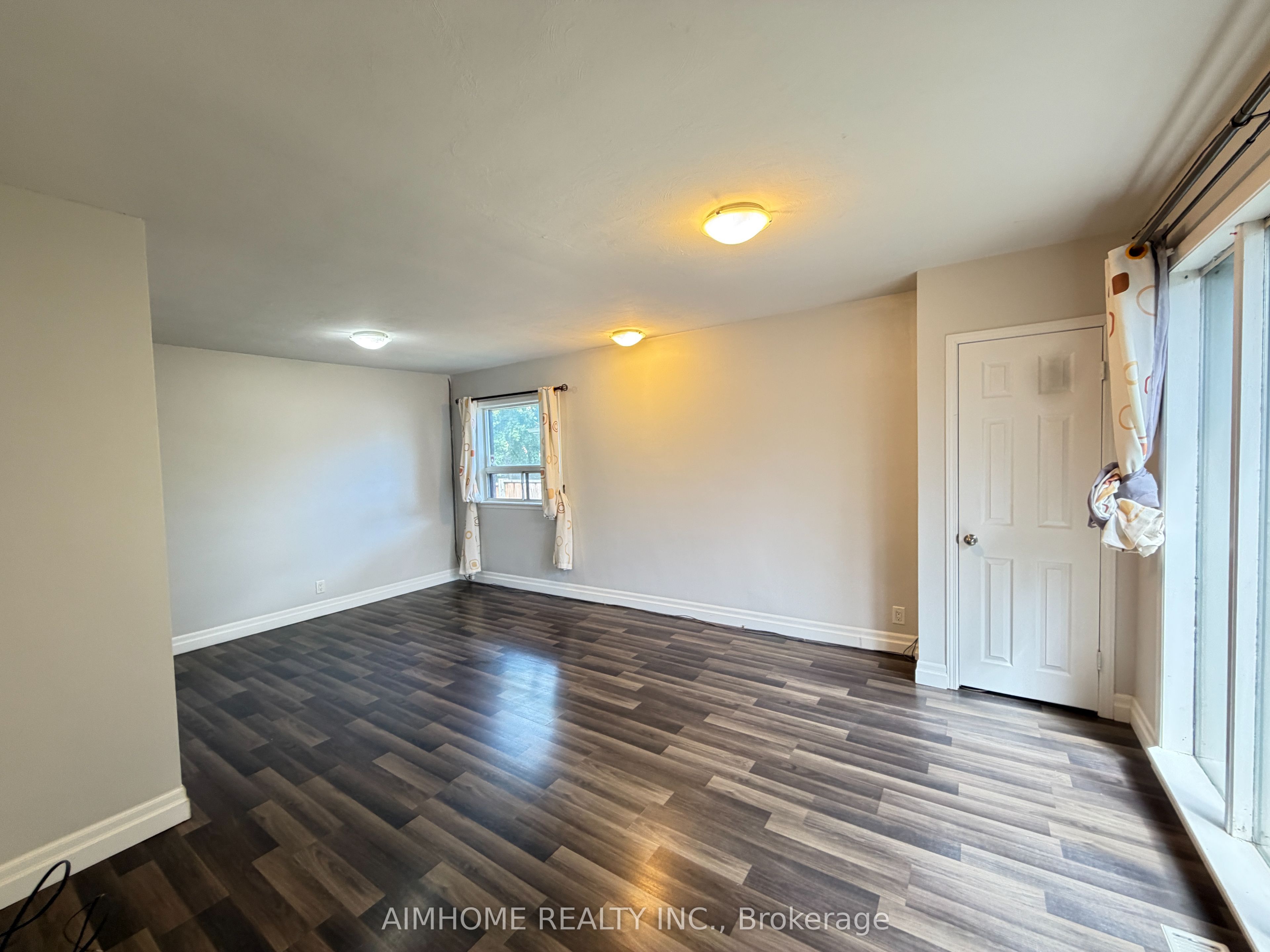887 Srigley Street Main, Newmarket, ON L3Y 1Y2 photo 2