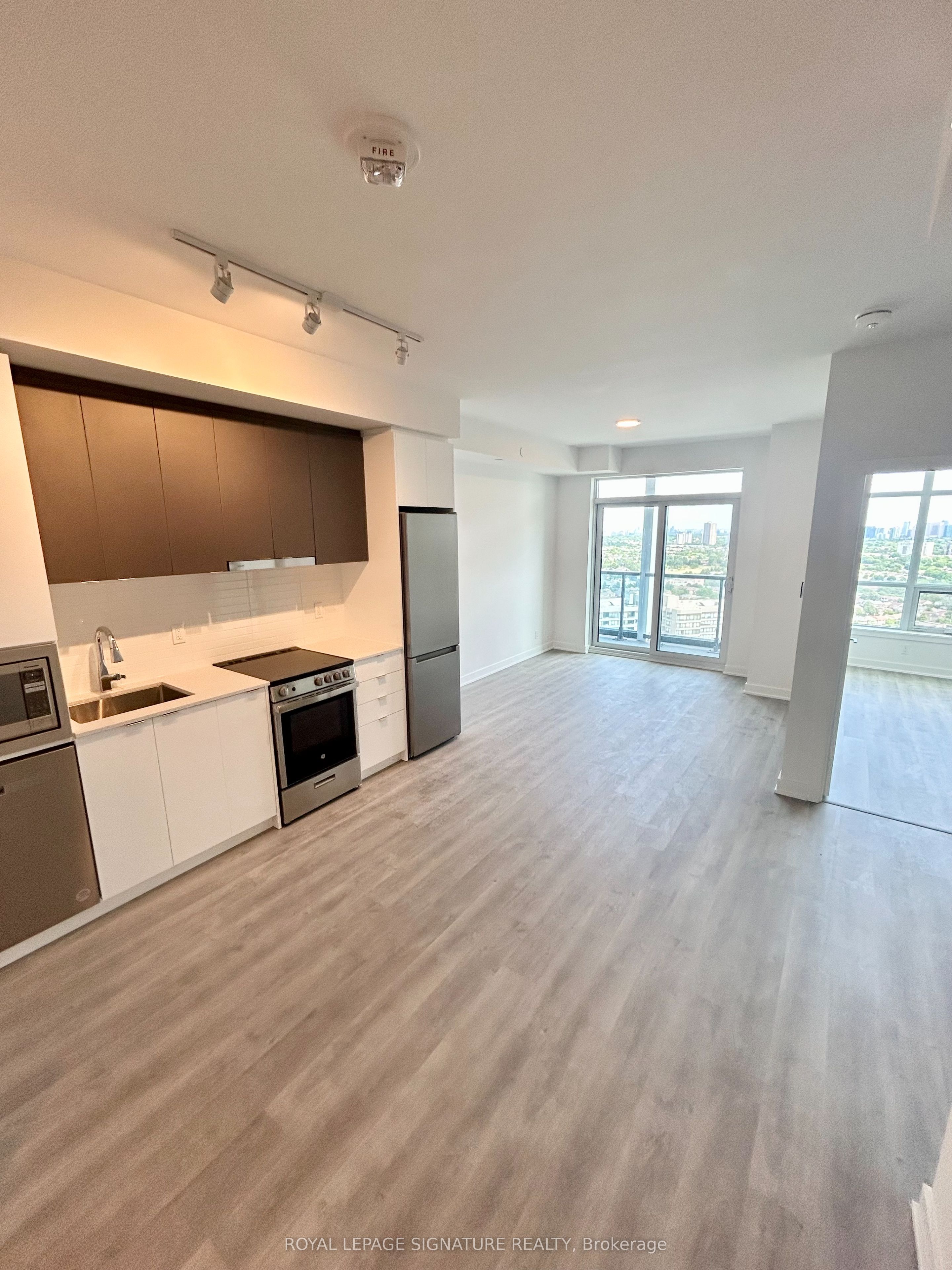 30 Upper Mall Way 2401, Vaughan, ON L4J 0L7 photo 3