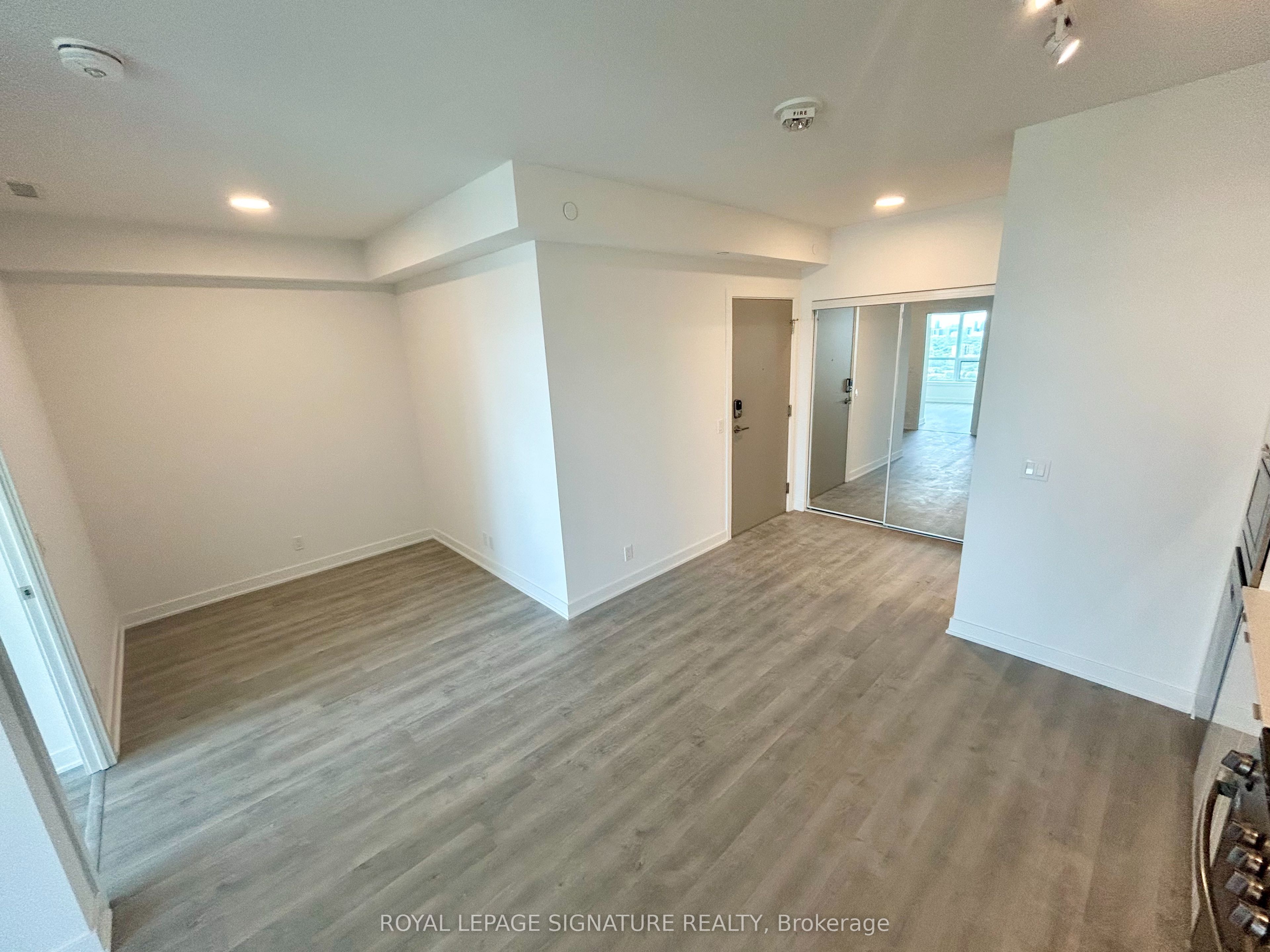 30 Upper Mall Way 2401, Vaughan, ON L4J 0L7 photo 4