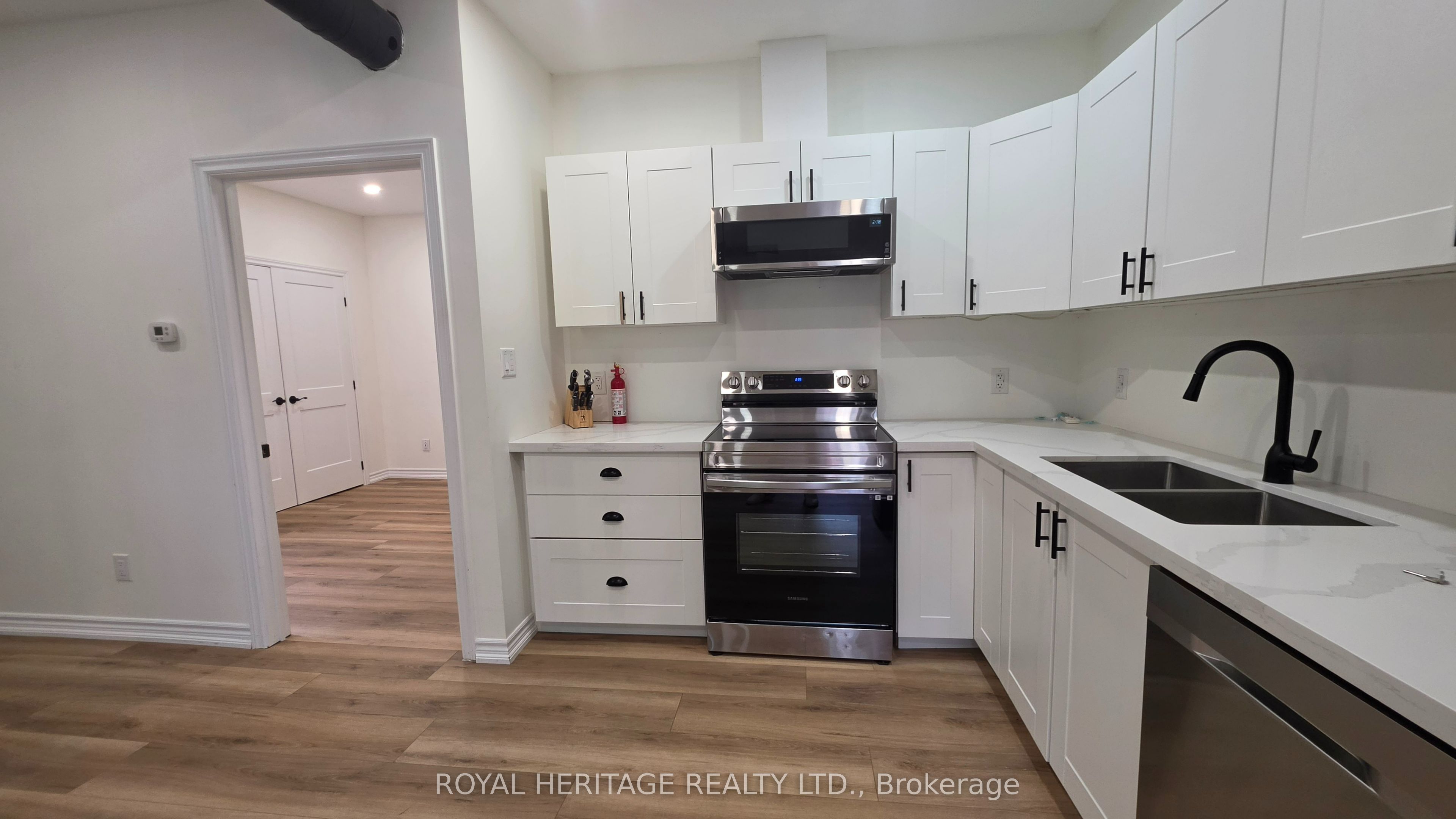 9 Metropolitan Crescent 2, Georgina, ON L4P 1V4 photo 2