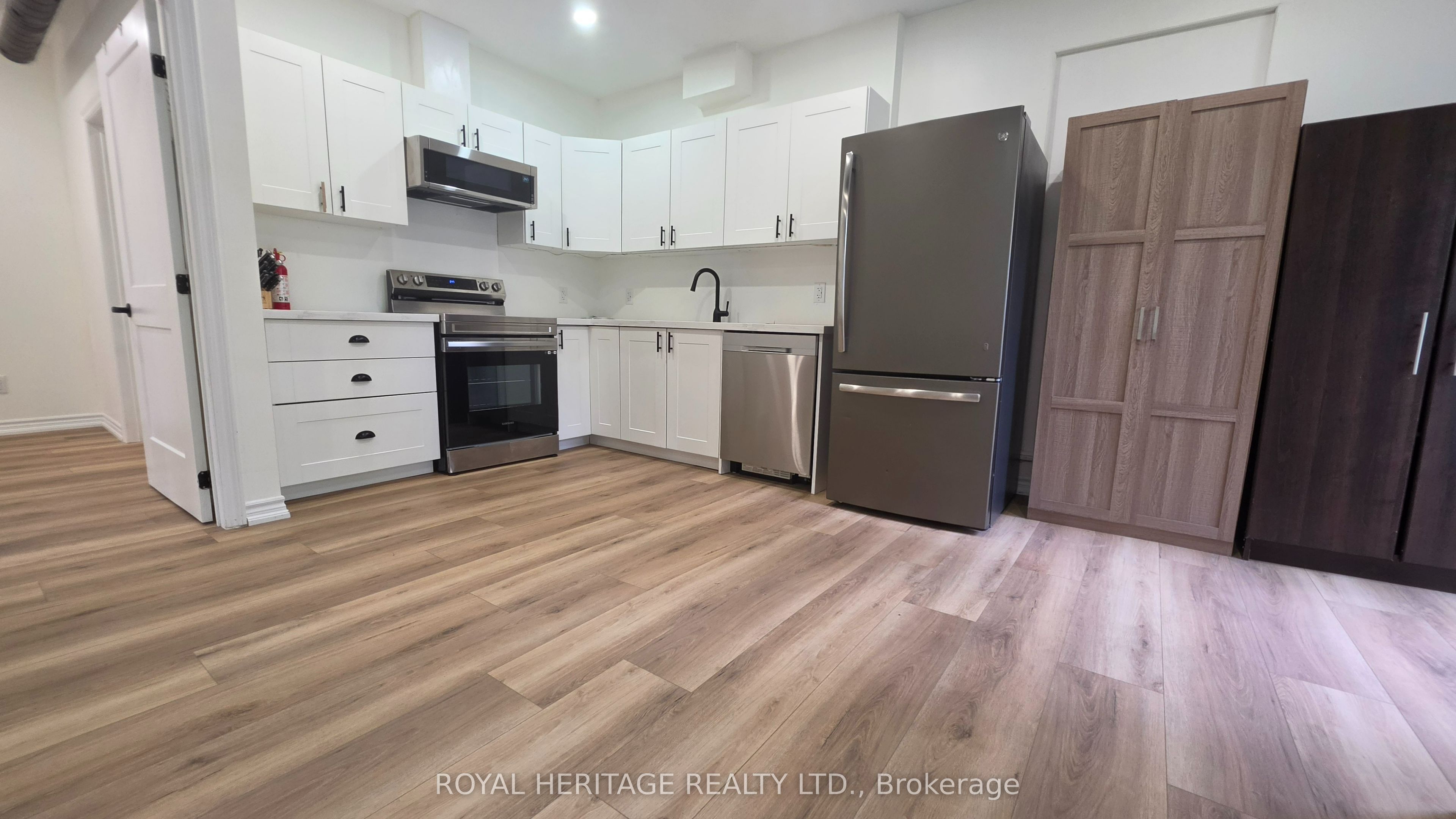 9 Metropolitan Crescent 2, Georgina, ON L4P 1V4 photo 3