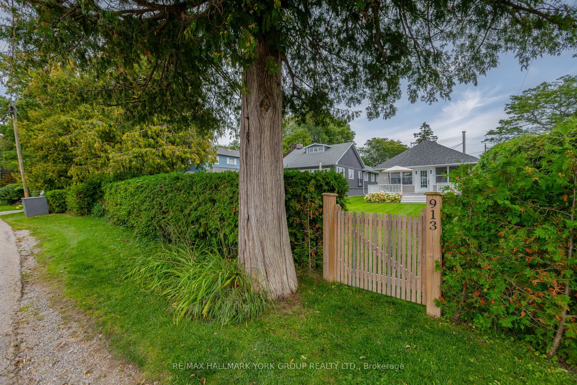 913 Lake Drive N, Georgina, ON L4P 3E9 photo 2