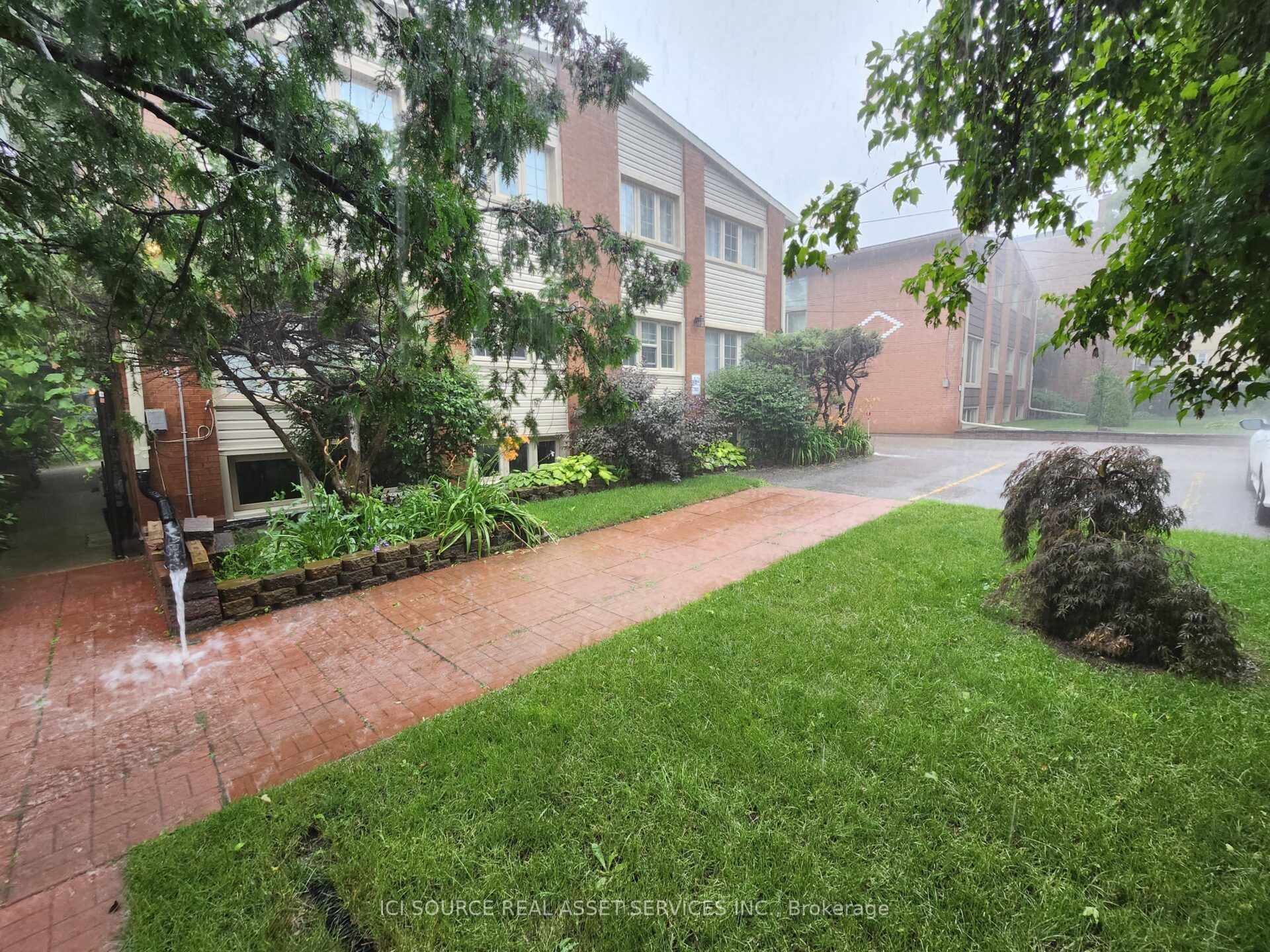 122 Lucas Street, Richmond Hill, ON L4C 4P5 photo 2
