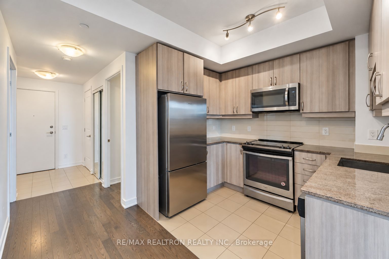 9205 Yonge Street 501, Richmond Hill, ON L4C 6Z2 photo 2