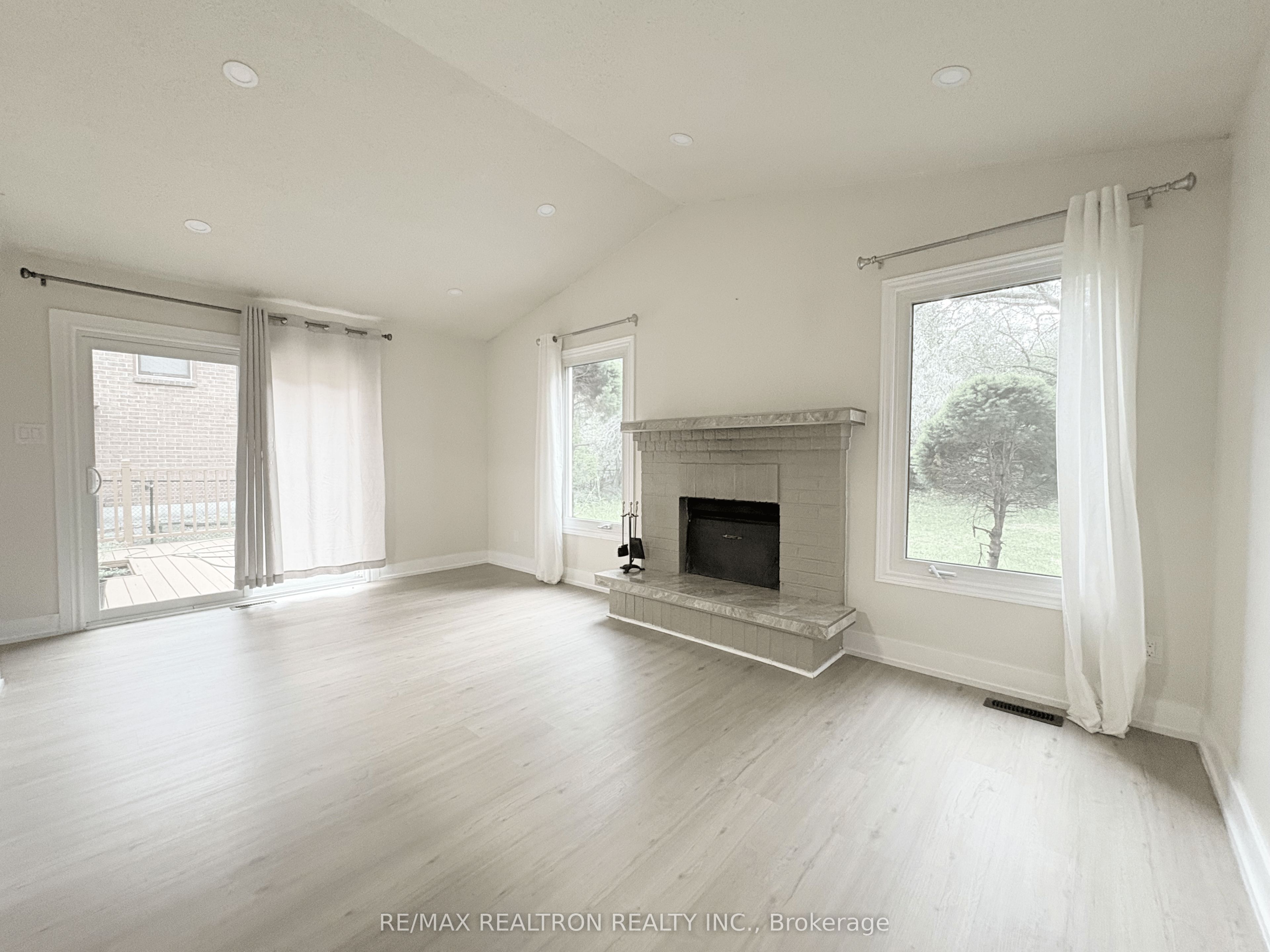 296 John Bowser Crescent, Newmarket, ON L3Y 7N8 photo 4
