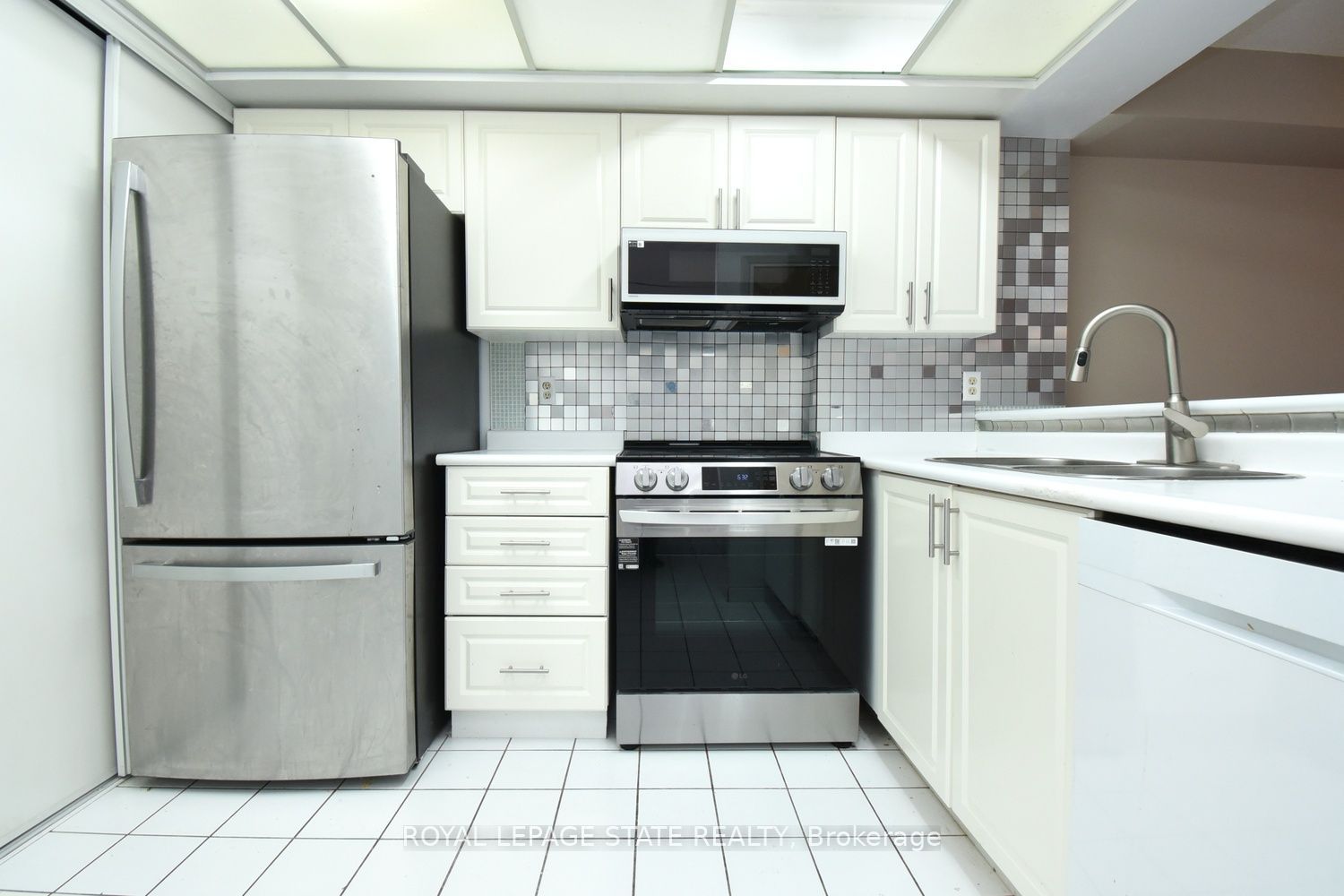 175 Cedar Avenue 215, Richmond Hill, ON L4C 9V3 photo 3