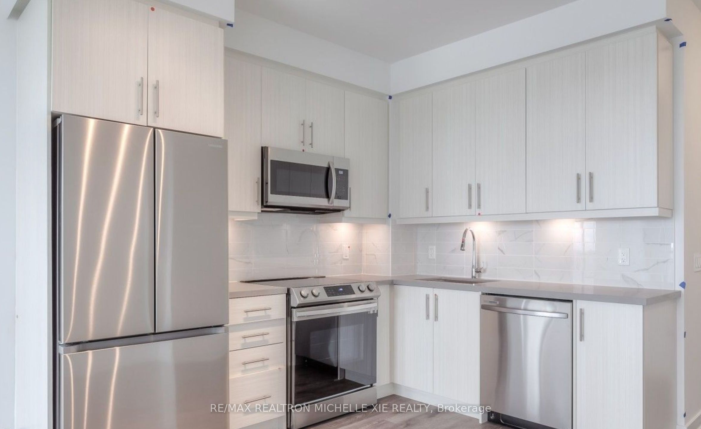 105 Oneida Crescent 1707, Richmond Hill, ON L4B 0H6 photo 2