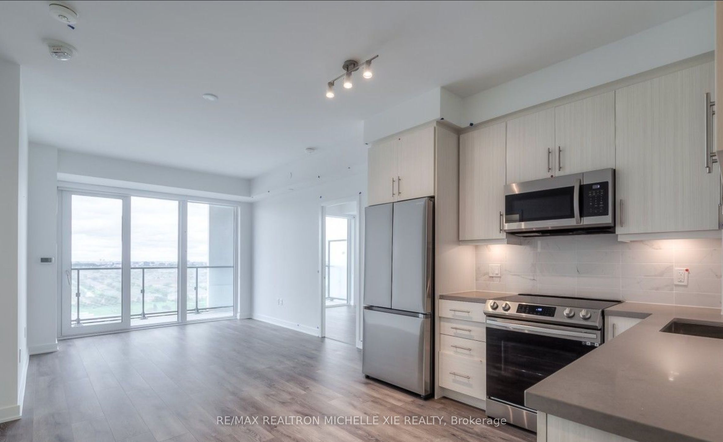 105 Oneida Crescent 1707, Richmond Hill, ON L4B 0H6 photo 3