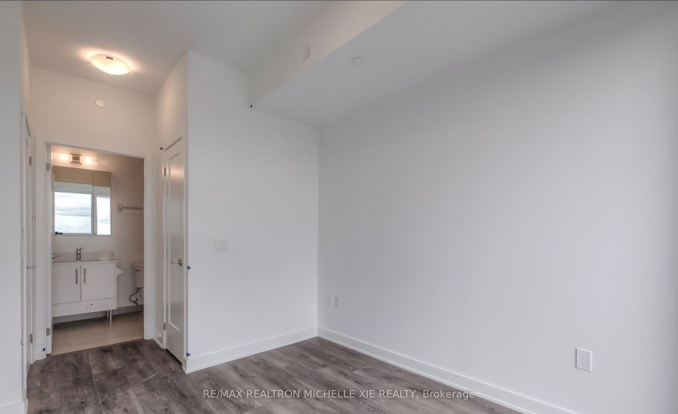 105 Oneida Crescent 1707, Richmond Hill, ON L4B 0H6 photo 4