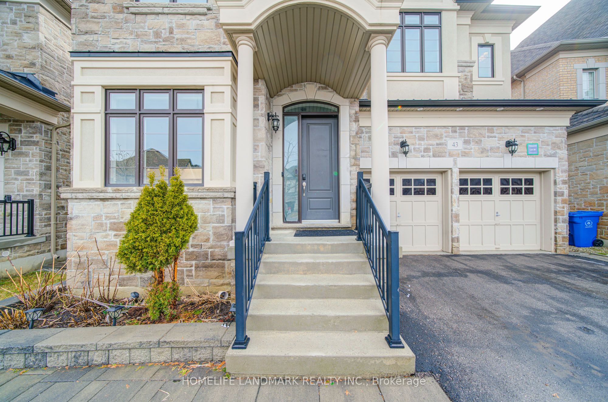 43 Mike Boshevski Court, Aurora, ON L4G 3G7 photo 3