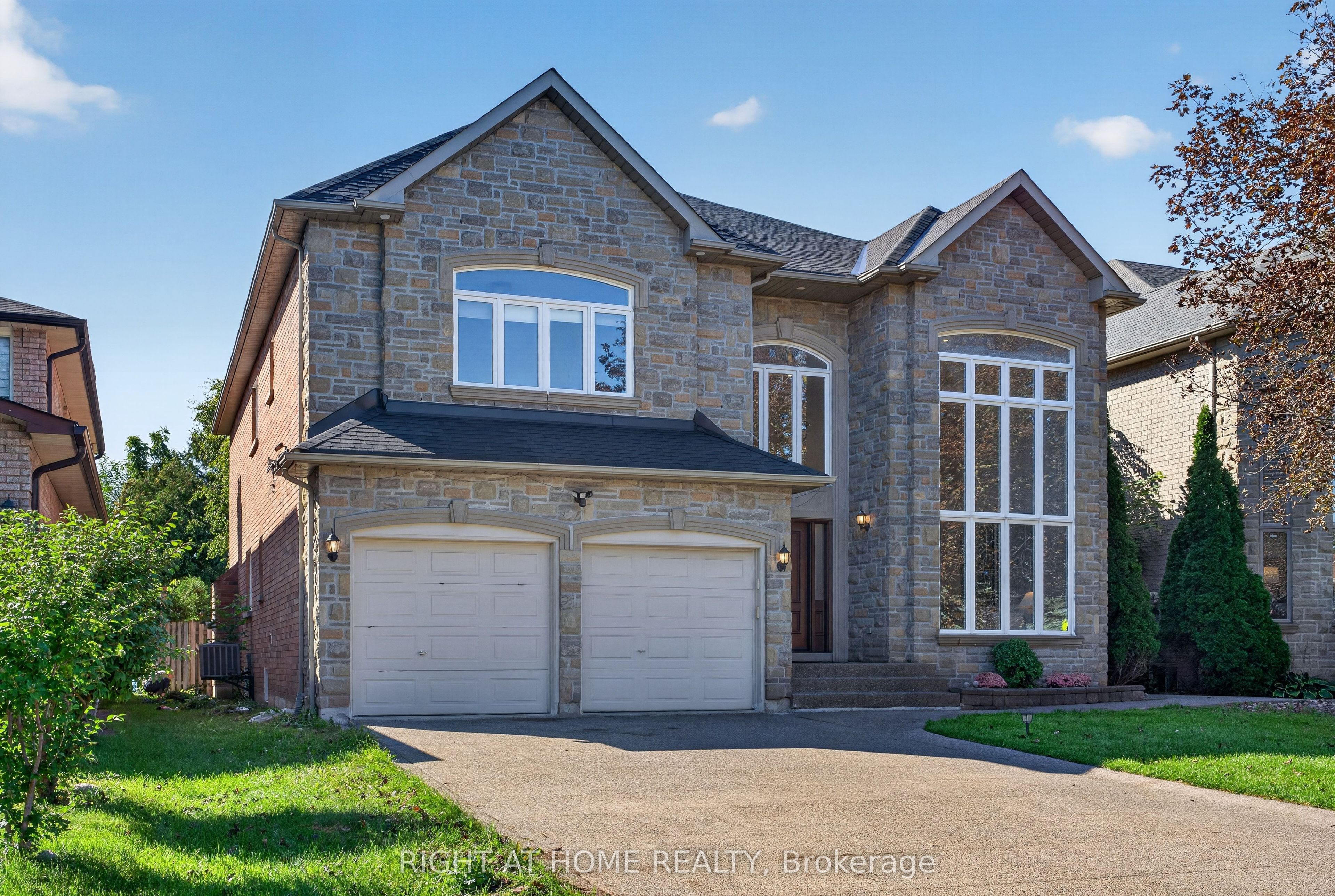 23 Mackay Drive, Richmond Hill, ON L4C 6N9 photo 2