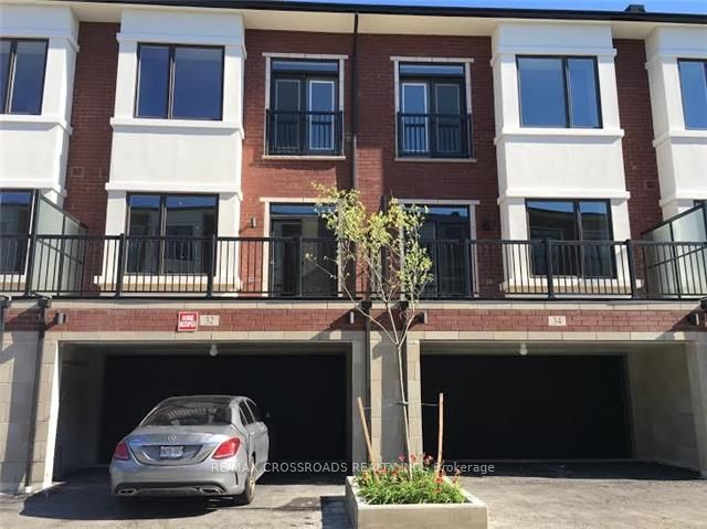 32 Ambler Lane, Richmond Hill, ON L4C 3N8 photo 2