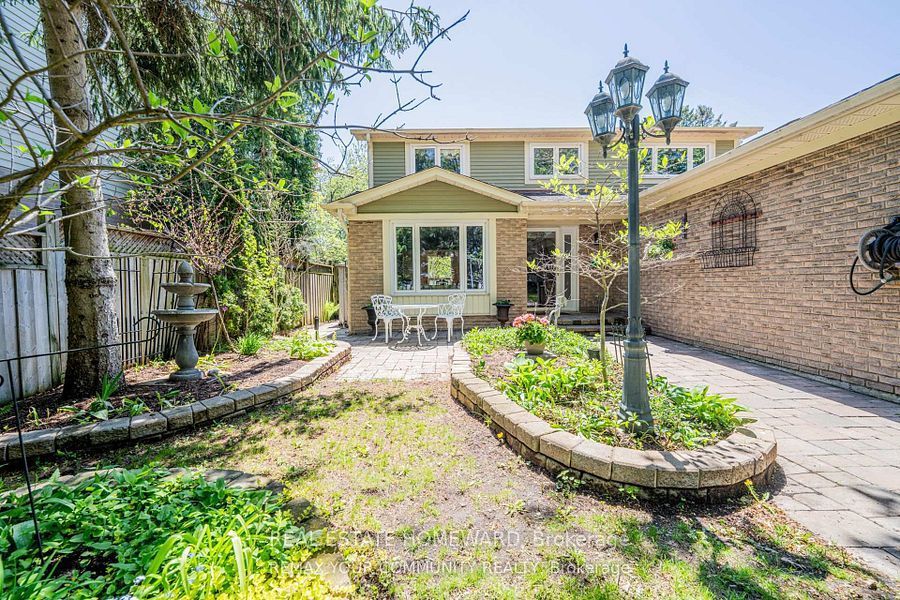 27 Drumern Crescent, Richmond Hill, ON L4C 5H9