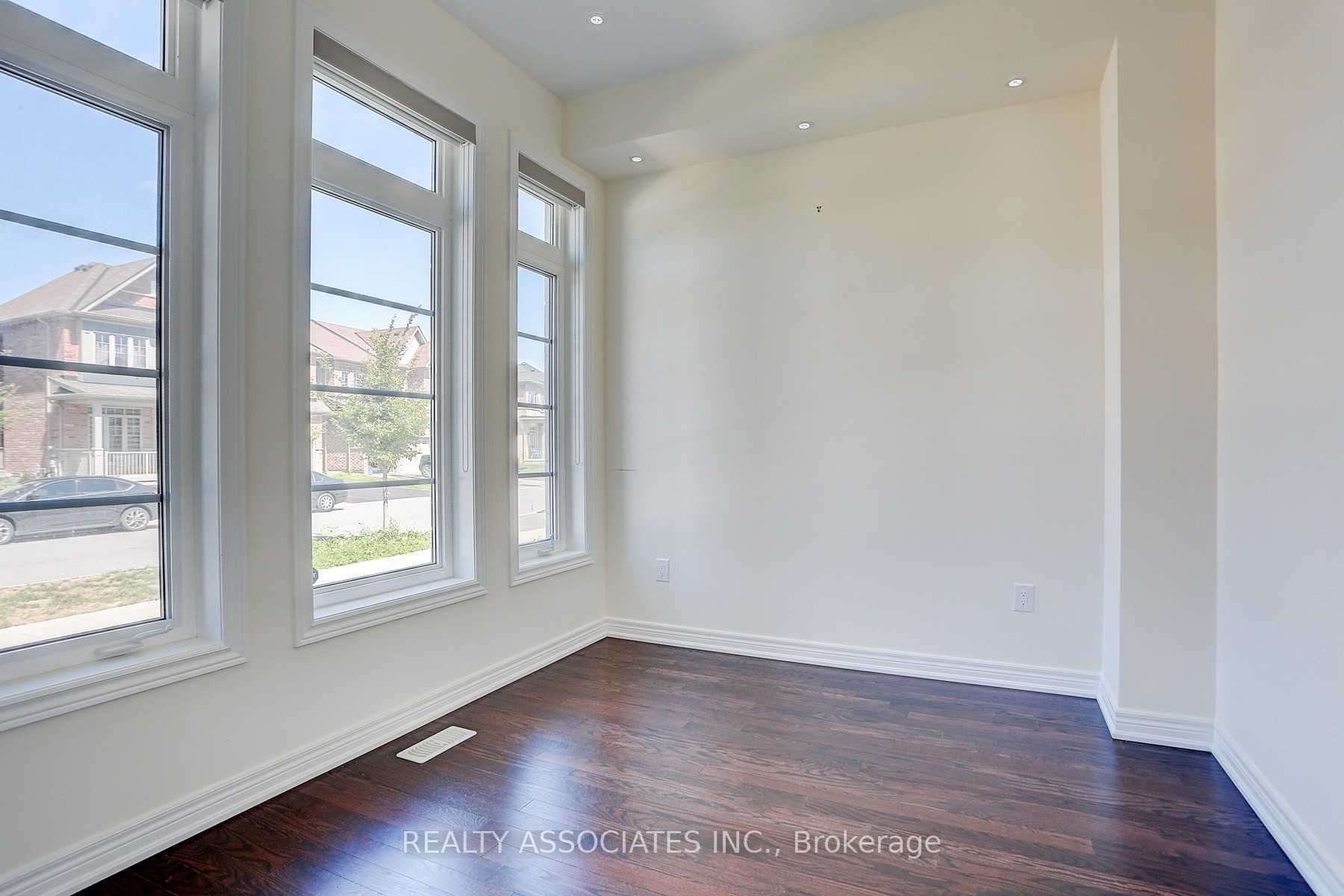 153 Roy Harper Avenue, Aurora, ON L4G 0V6 photo 3