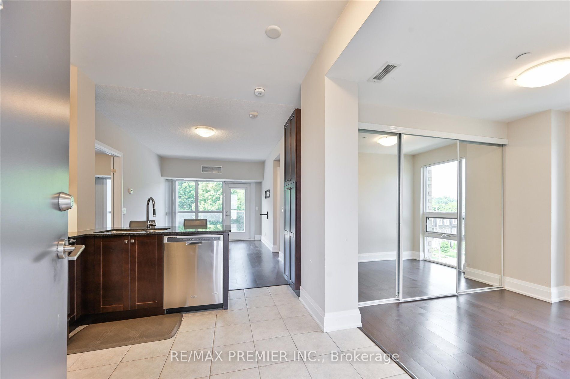 8302 Islington Avenue 517, Vaughan, ON L4L 0E6 photo 4