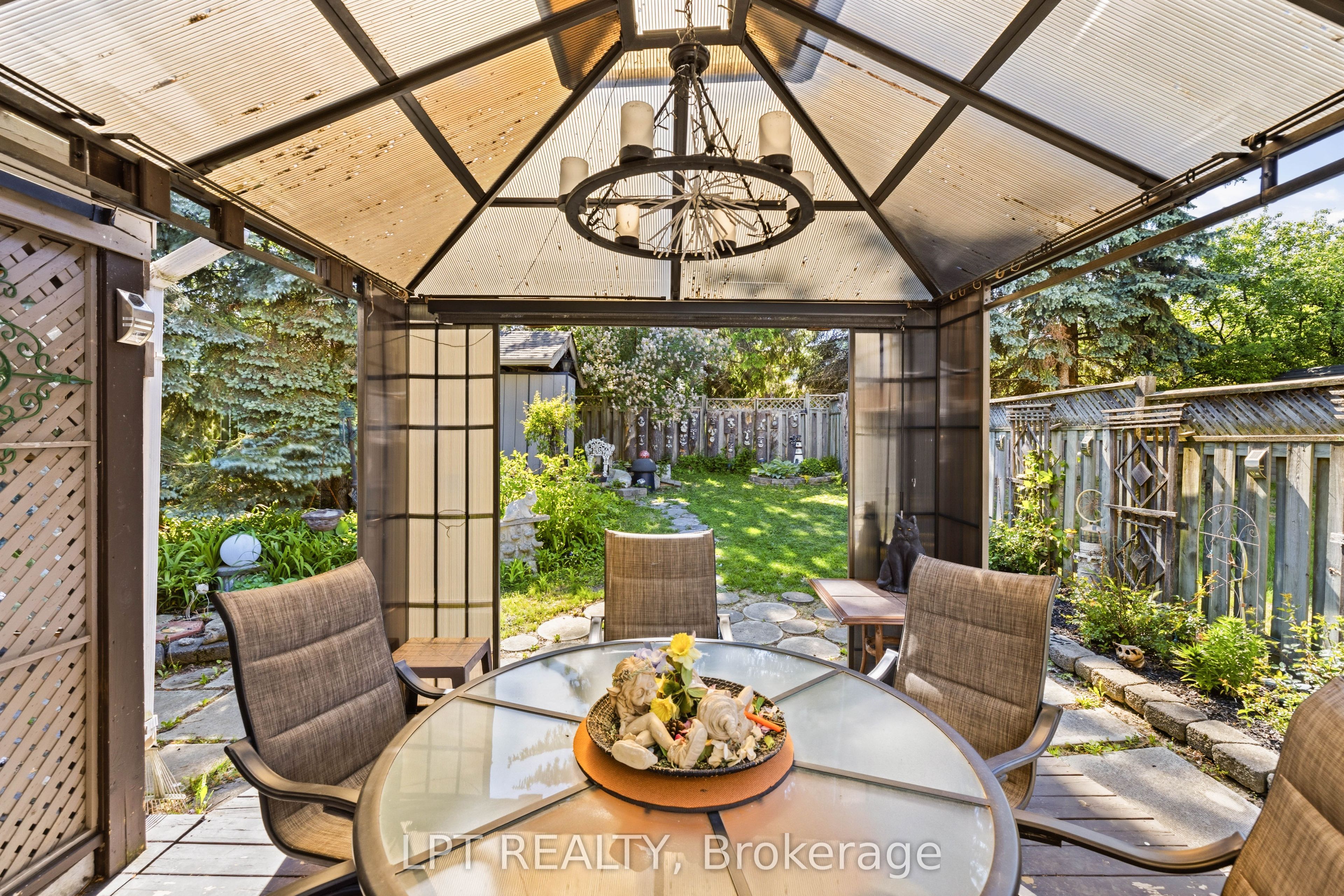 8 Burnaby Drive, Georgina, ON L4P 3Z1 photo 2