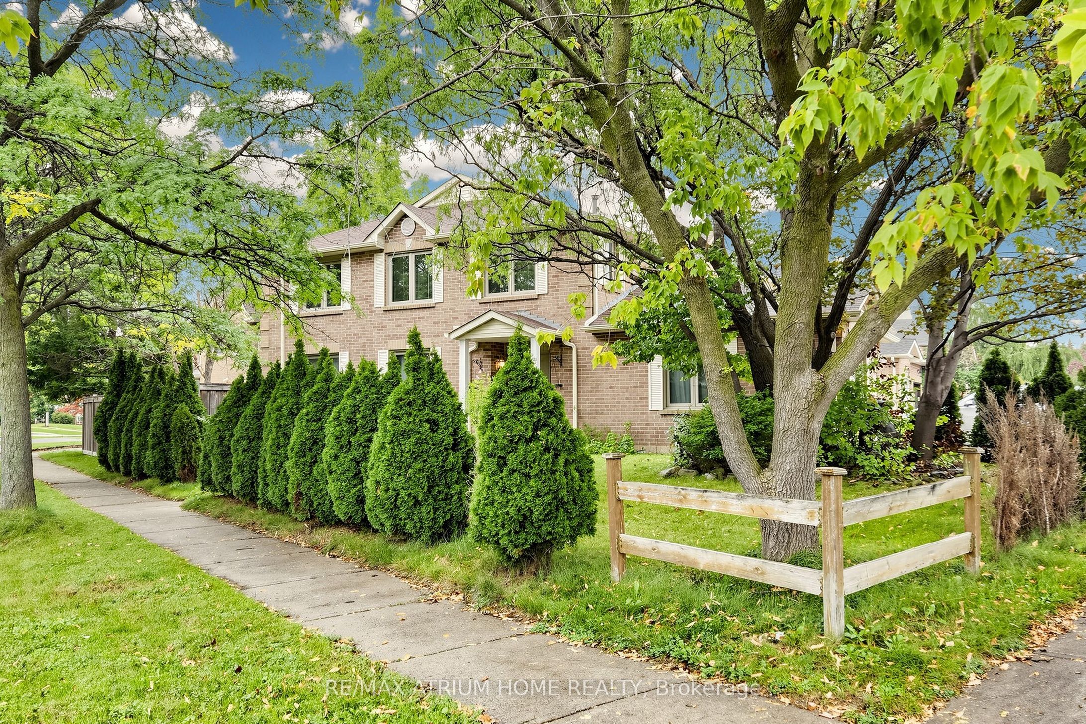 22 Bingham Street, Richmond Hill, ON L4C 9R1 photo 2