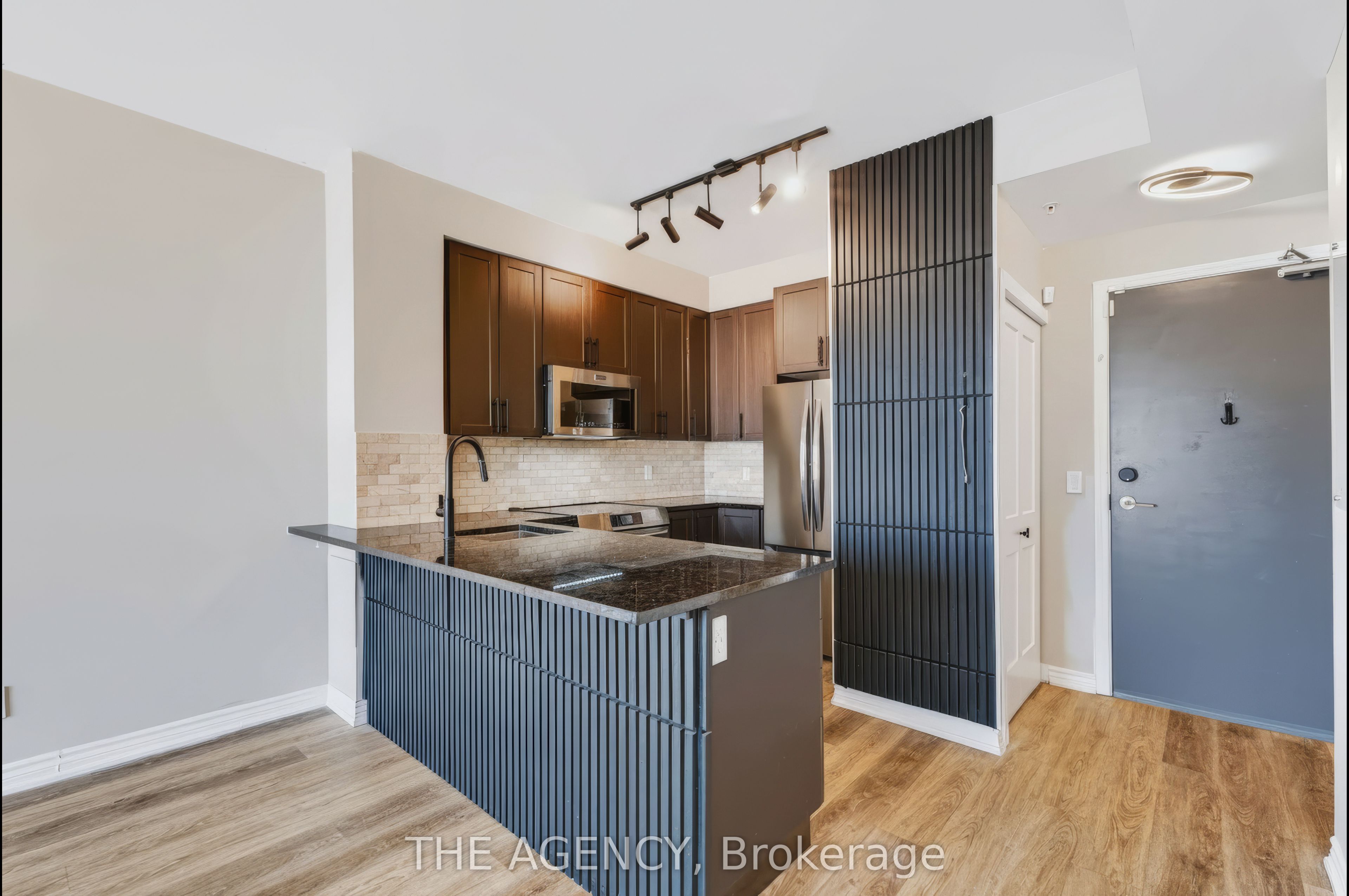 11611 Yonge Street 226, Richmond Hill, ON L4E 3N8 photo 3