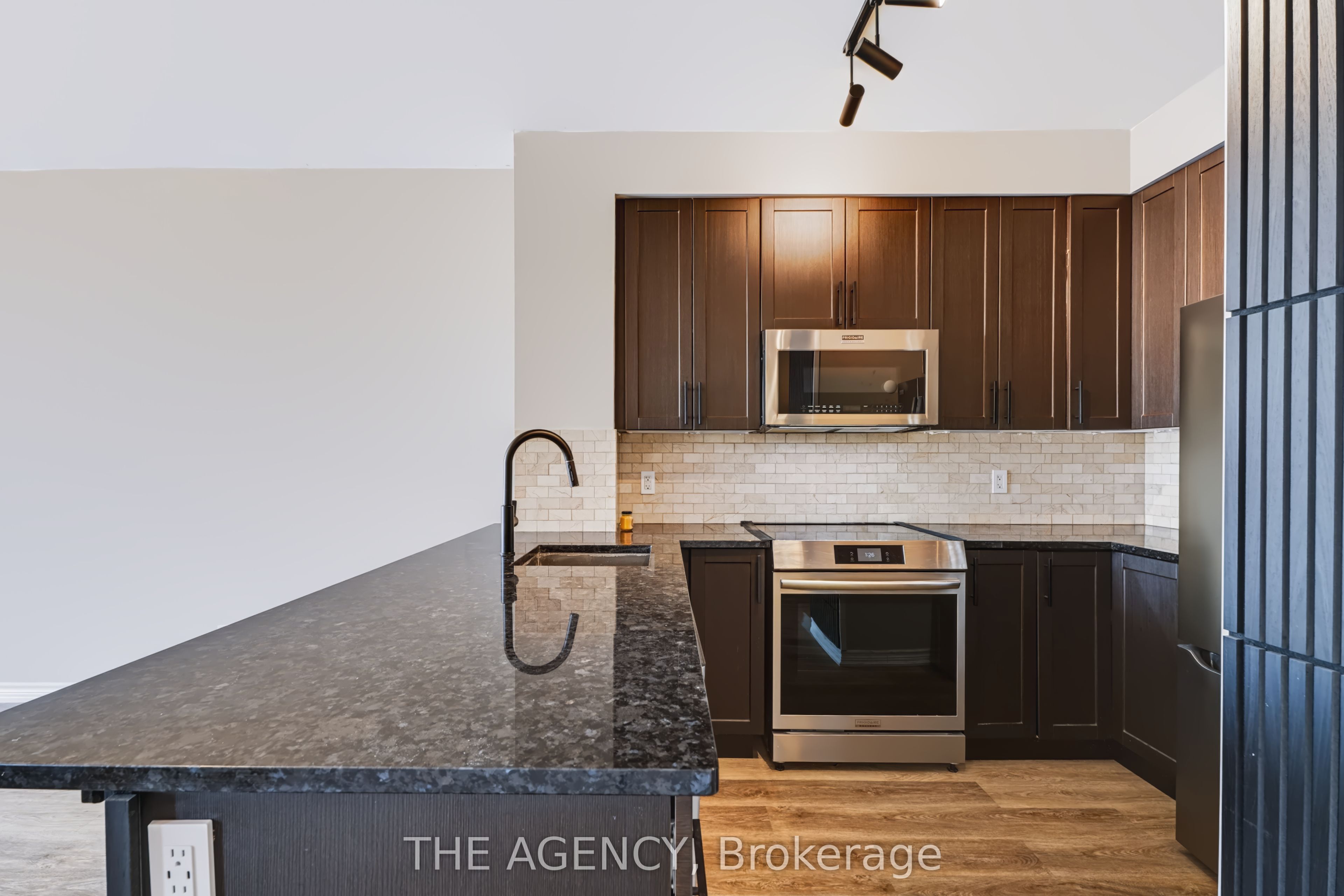 11611 Yonge Street 226, Richmond Hill, ON L4E 3N8 photo 5