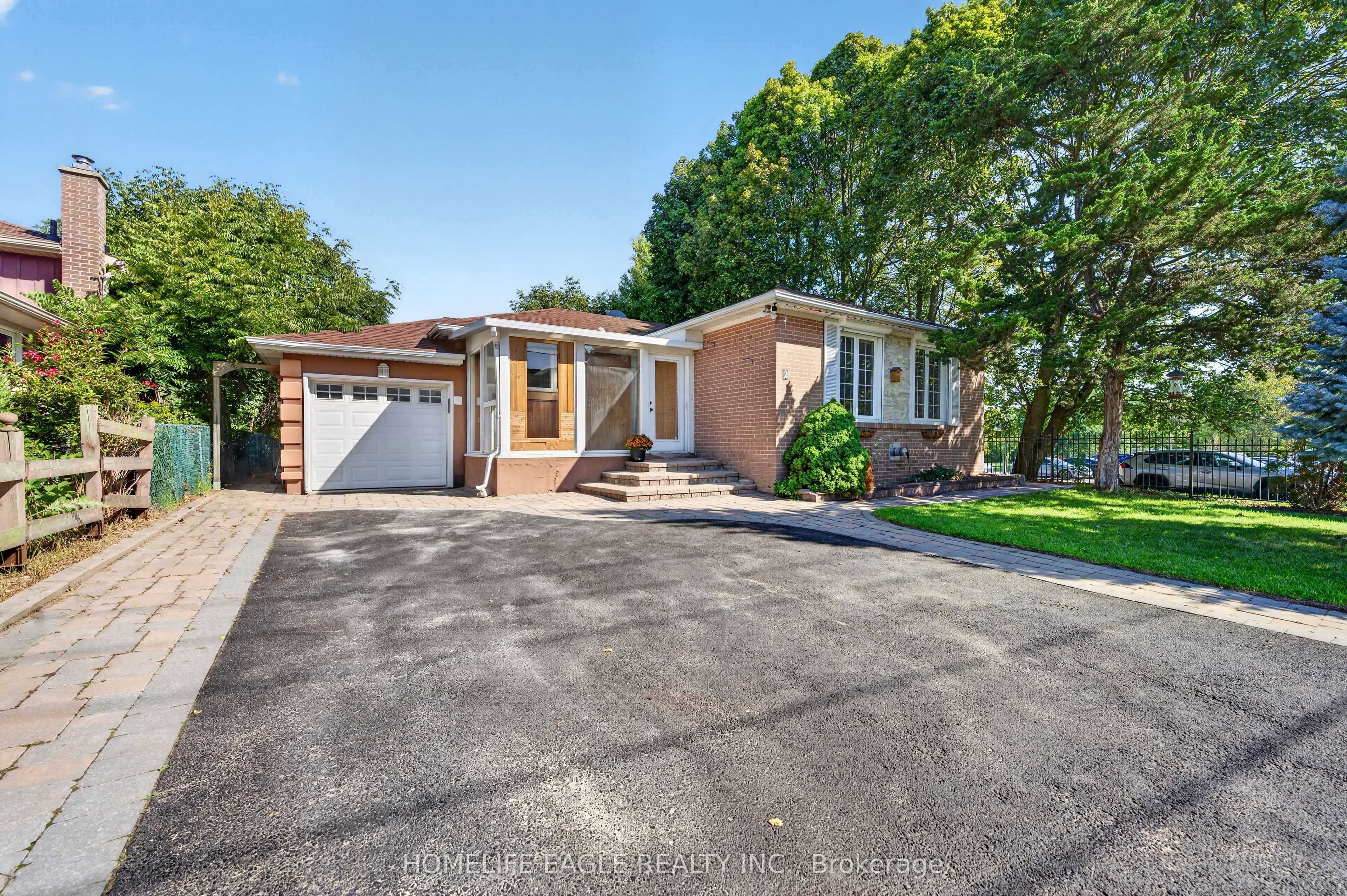2 Aurora Heights Drive, Aurora, ON L4G 2W4