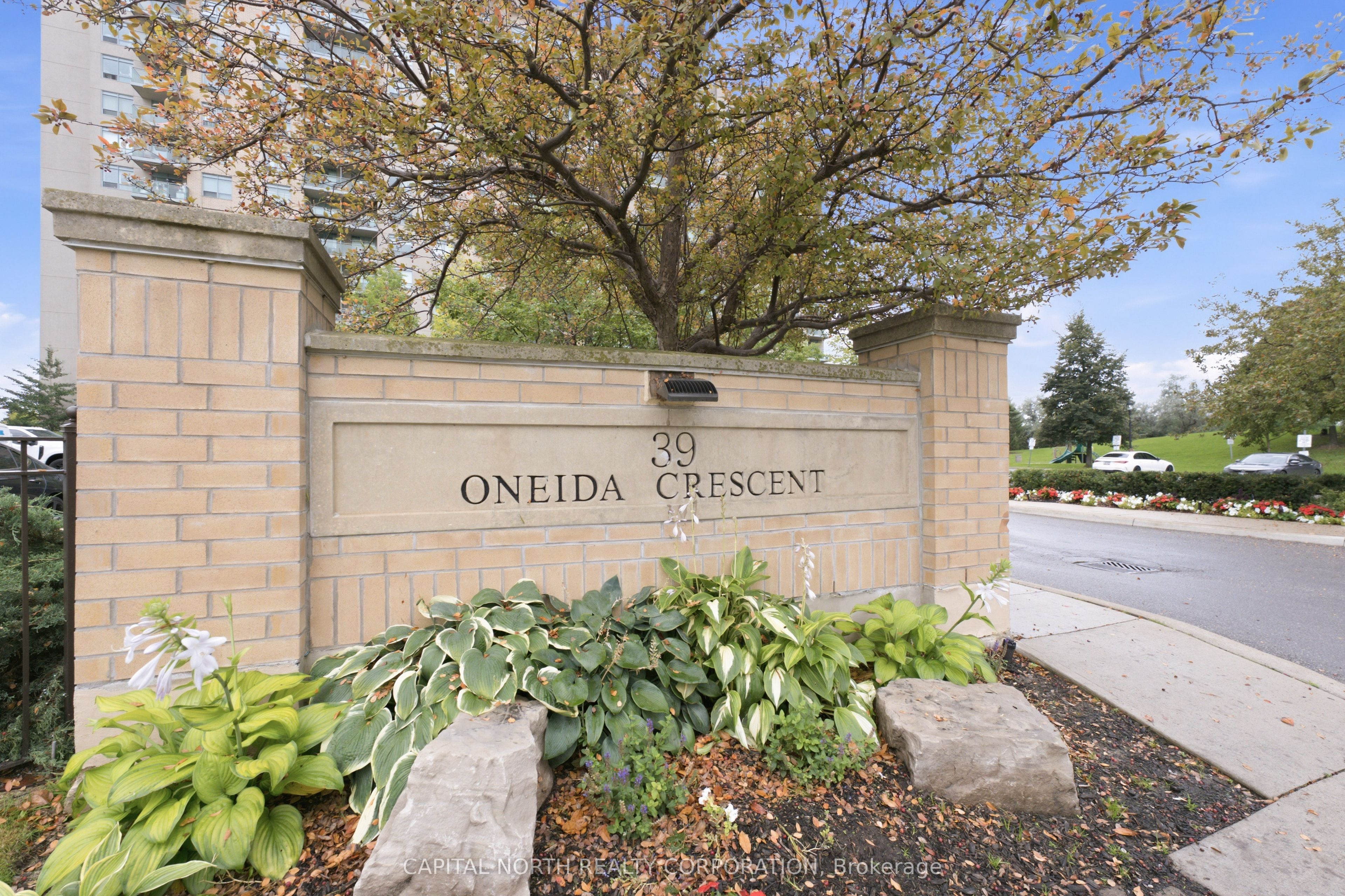 39 Oneida Crescent 711, Richmond Hill, ON L4B 4T9 photo 2