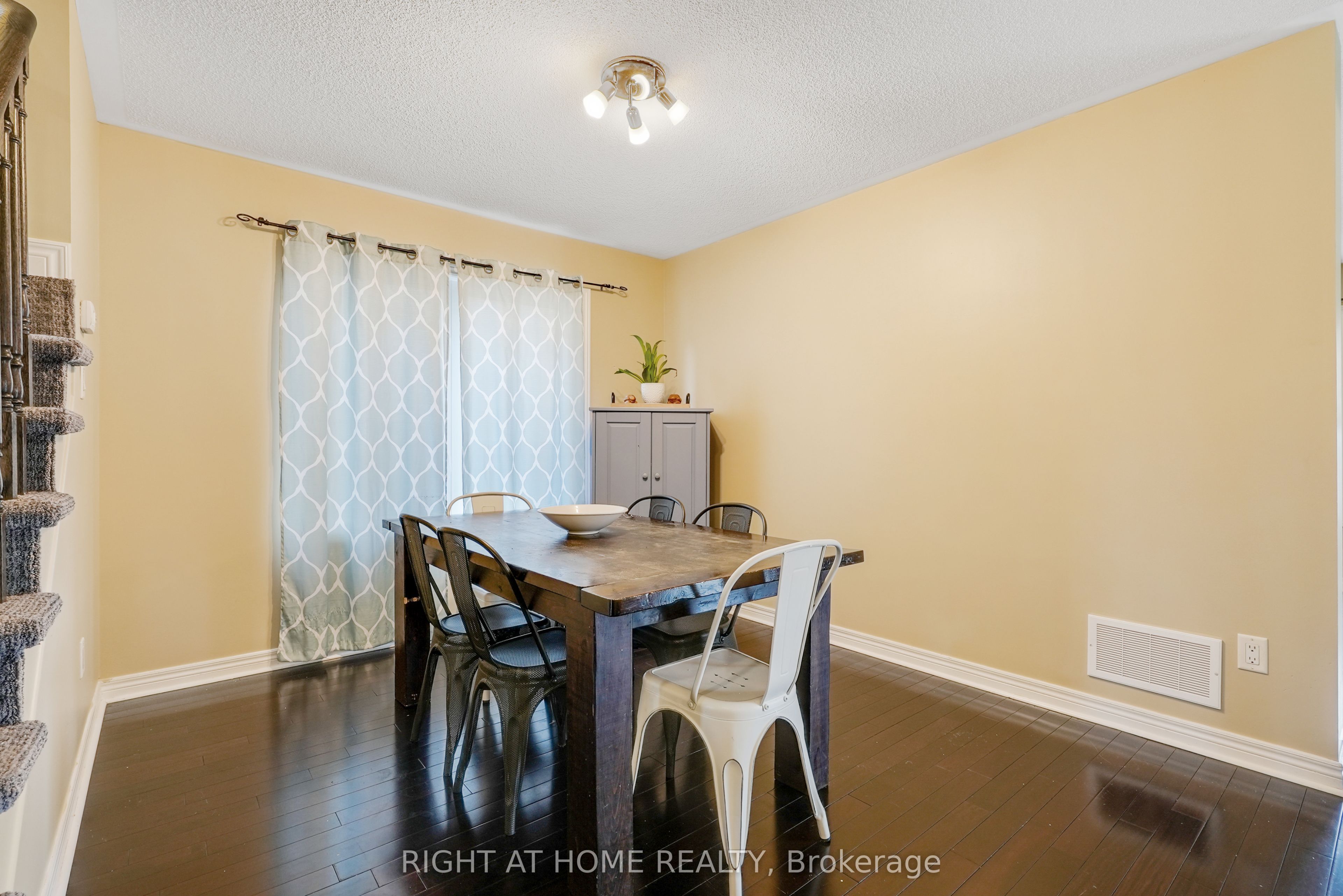 15 Sundragon Trail, Bradford West Gwillimbury, ON L3Z 0H4 photo 4