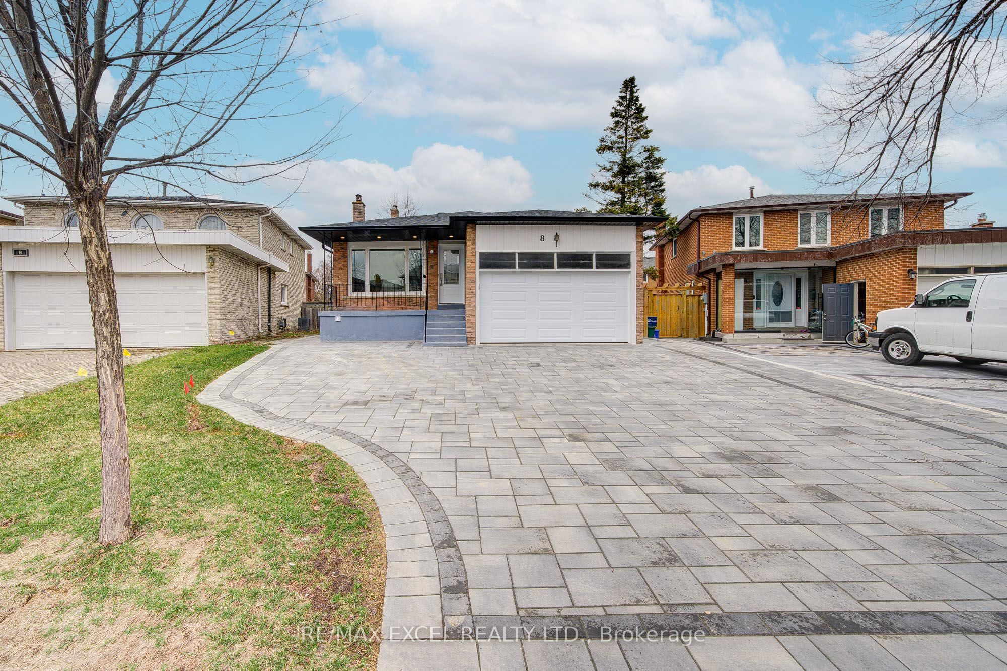 8 Simsbury Court, Markham, ON L3R 3G7 photo 2