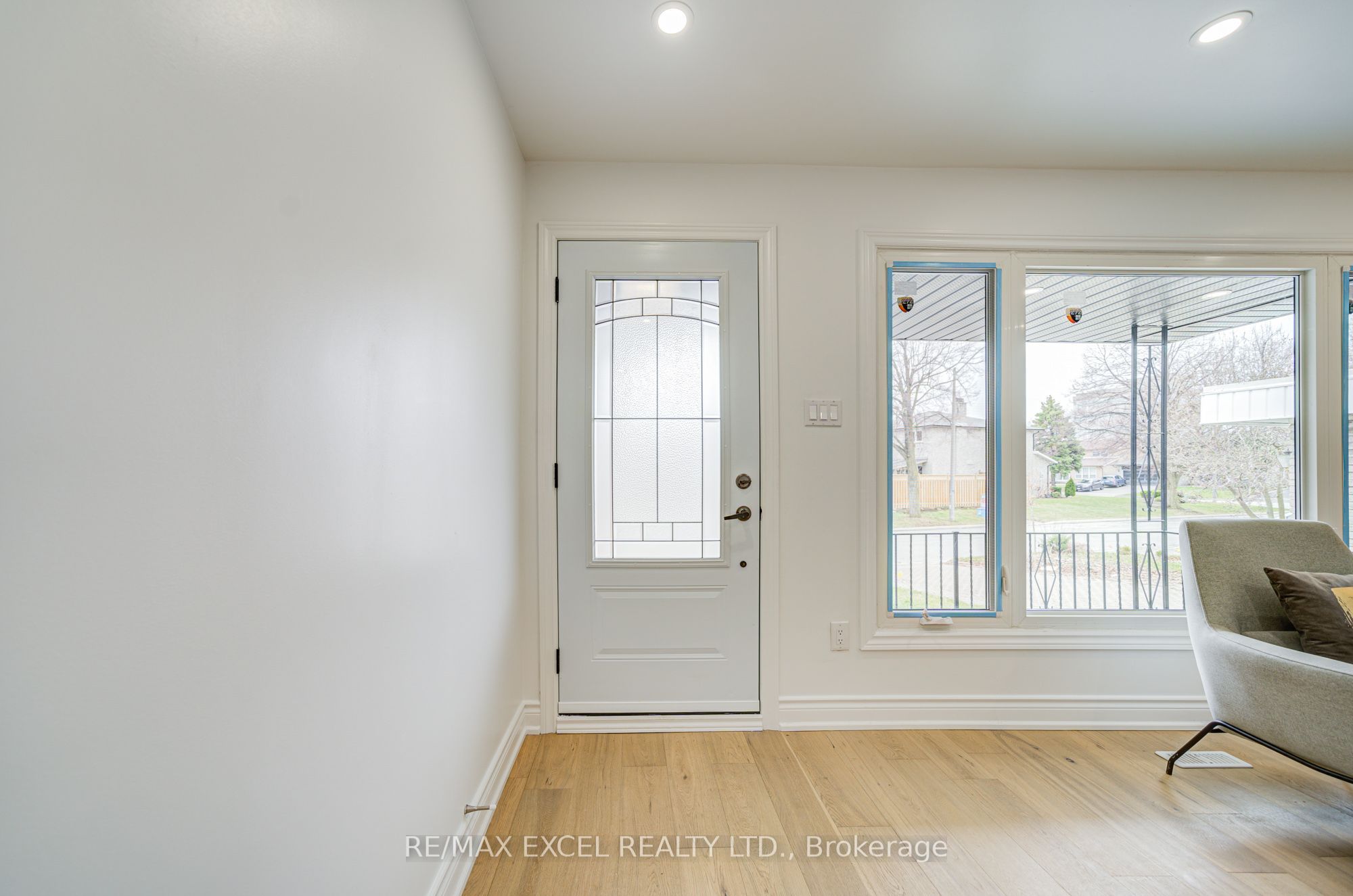 8 Simsbury Court, Markham, ON L3R 3G7 photo 3