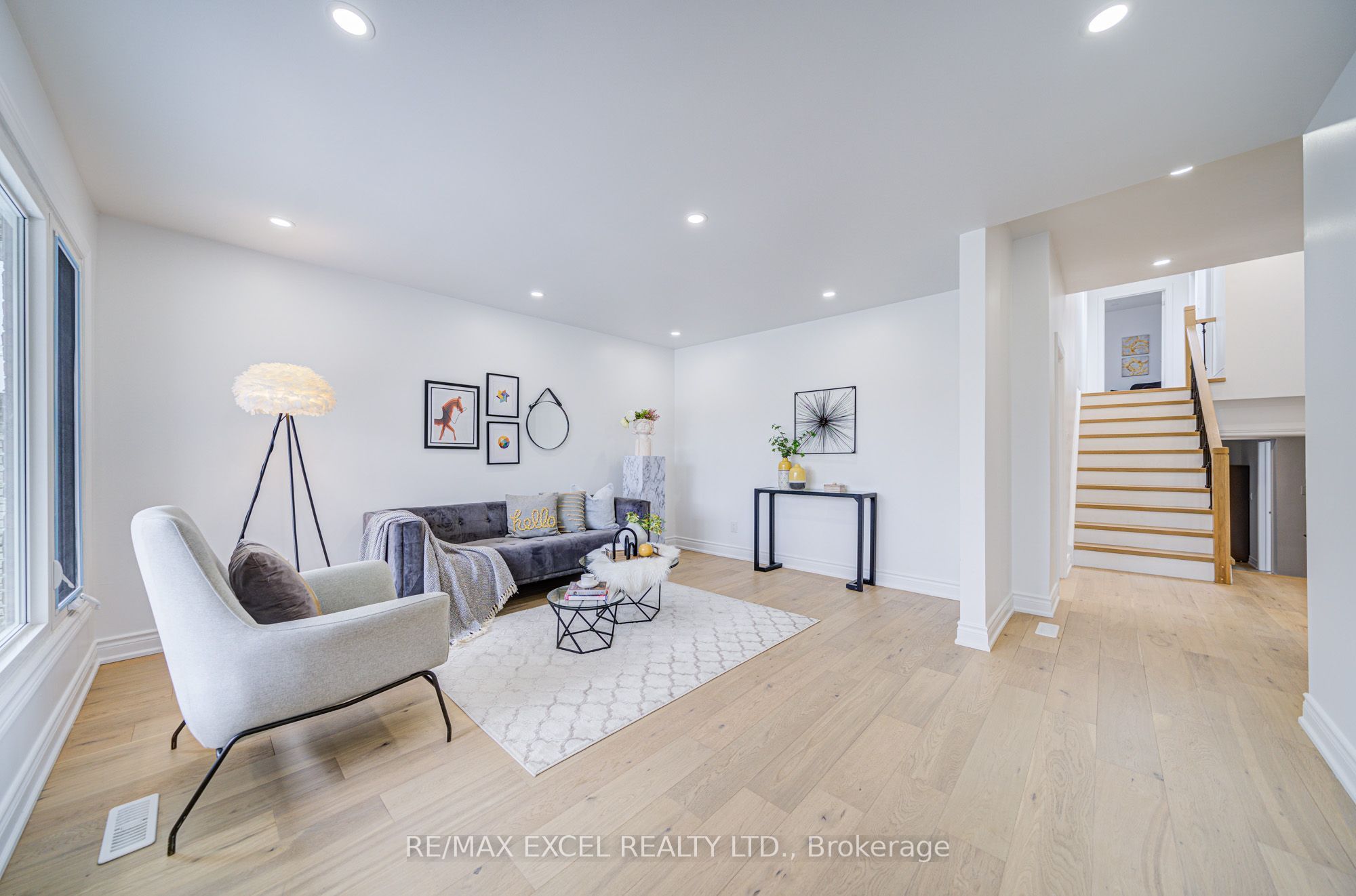 8 Simsbury Court, Markham, ON L3R 3G7 photo 4