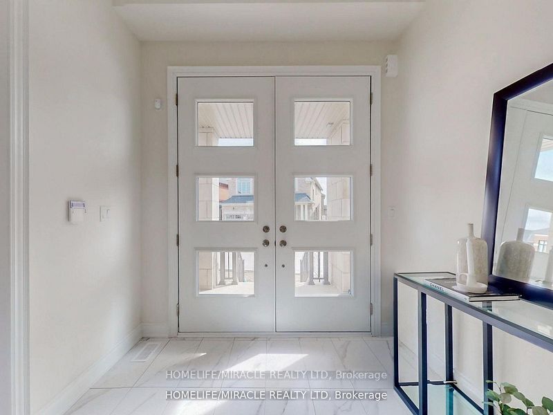 25 Joiner Circle, Whitchurch-Stouffville, ON L4A 4W9 photo 2