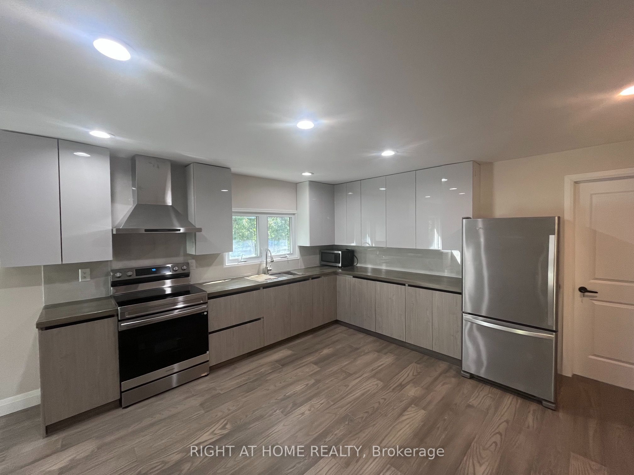 379 The Queensway Road S, Georgina, ON L4P 2C4 photo 2
