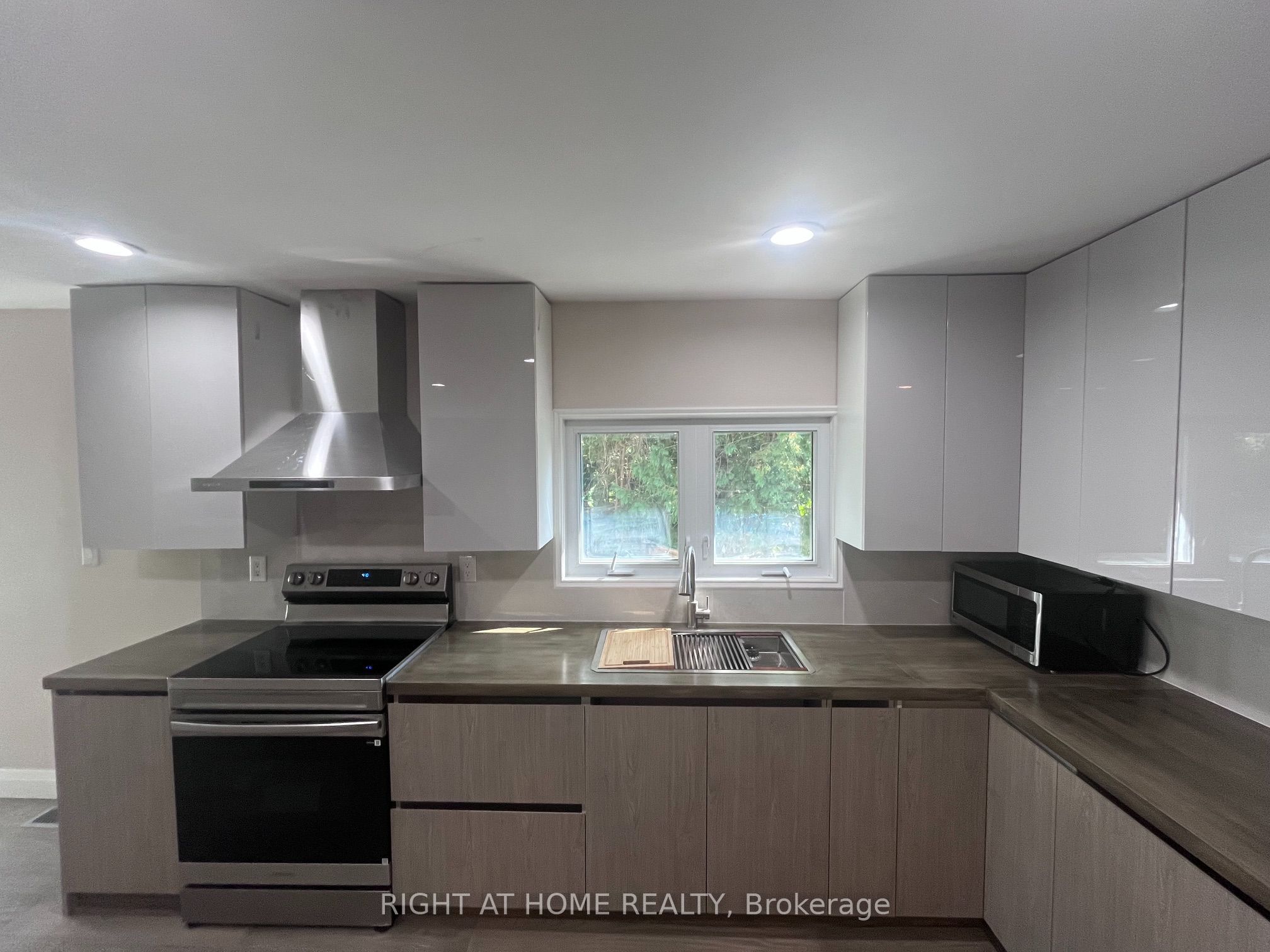 379 The Queensway Road S, Georgina, ON L4P 2C4 photo 3