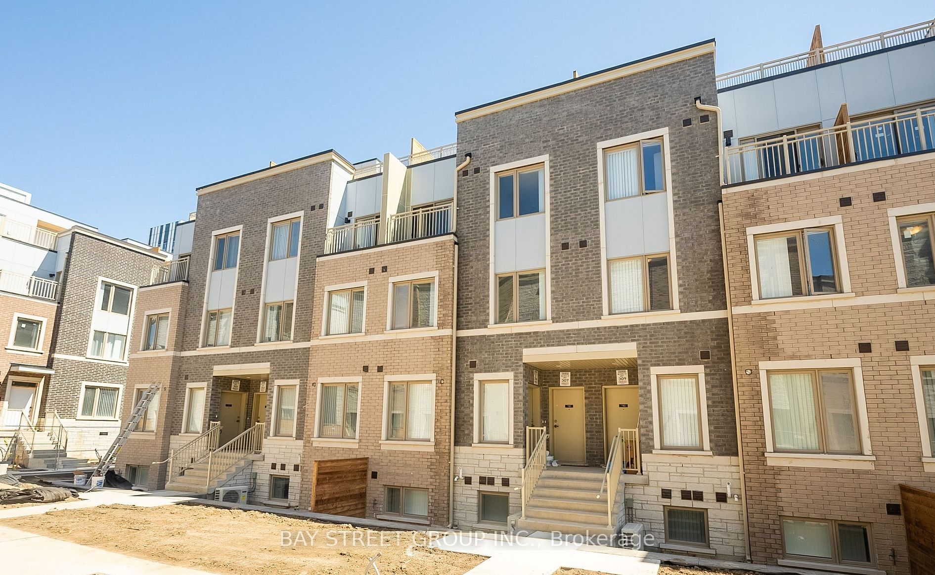 151 Honey Crisp Crescent TH166, Vaughan, ON L4K 5Z8