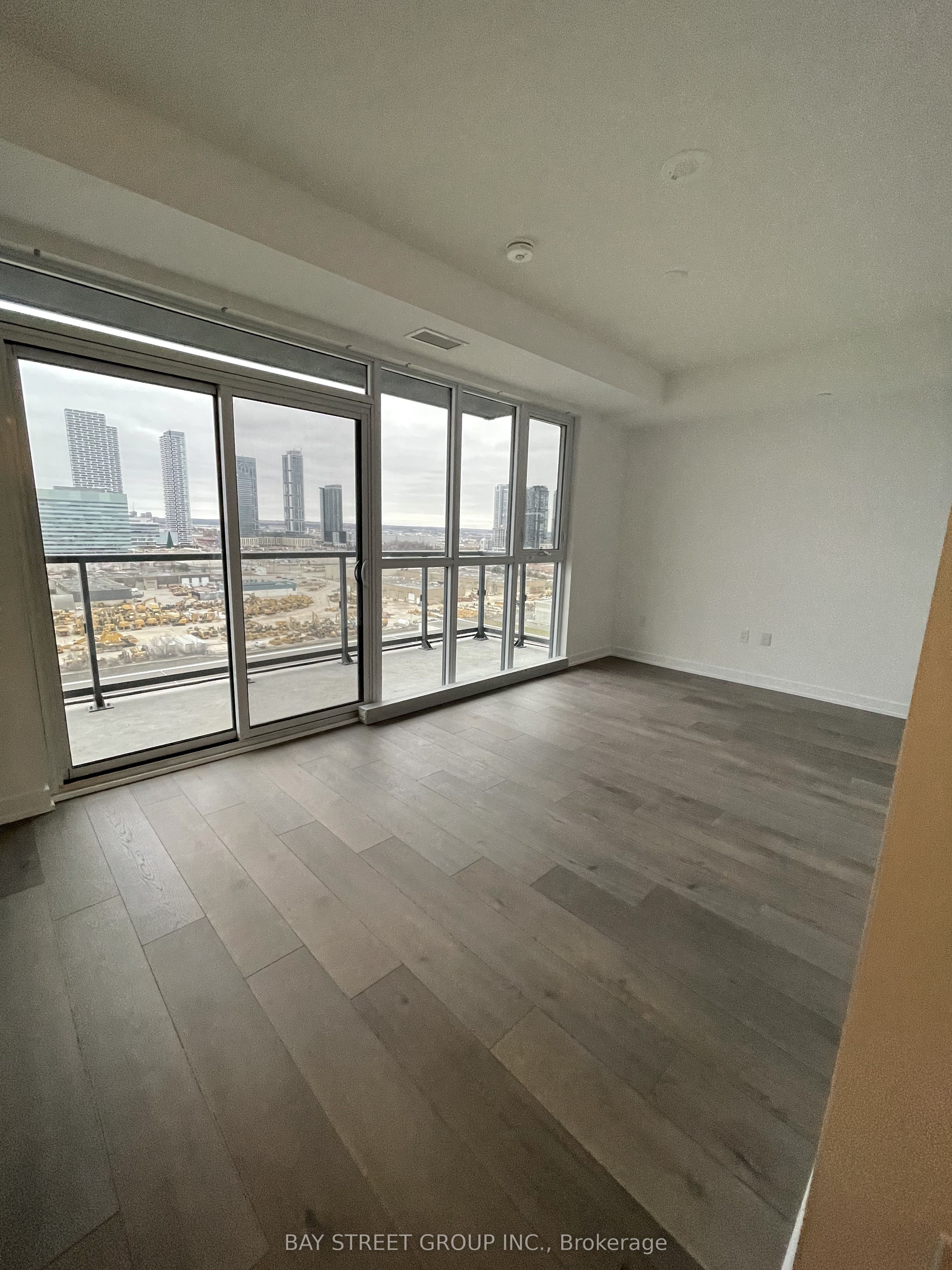 10 Honeycrisp Crescent 1717, Vaughan, ON L4K 0M7 photo 3