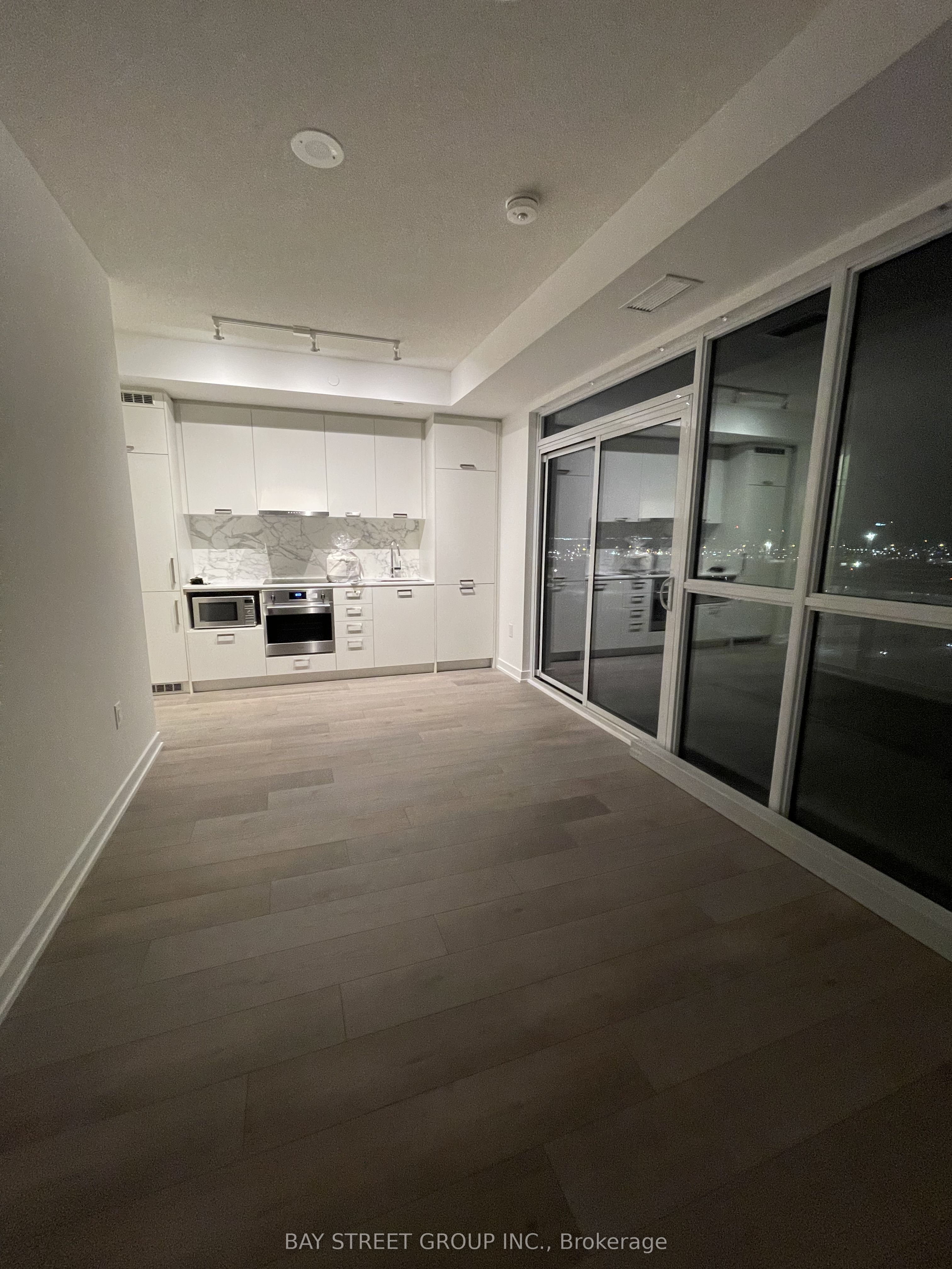 10 Honeycrisp Crescent 1717, Vaughan, ON L4K 0M7 photo 4