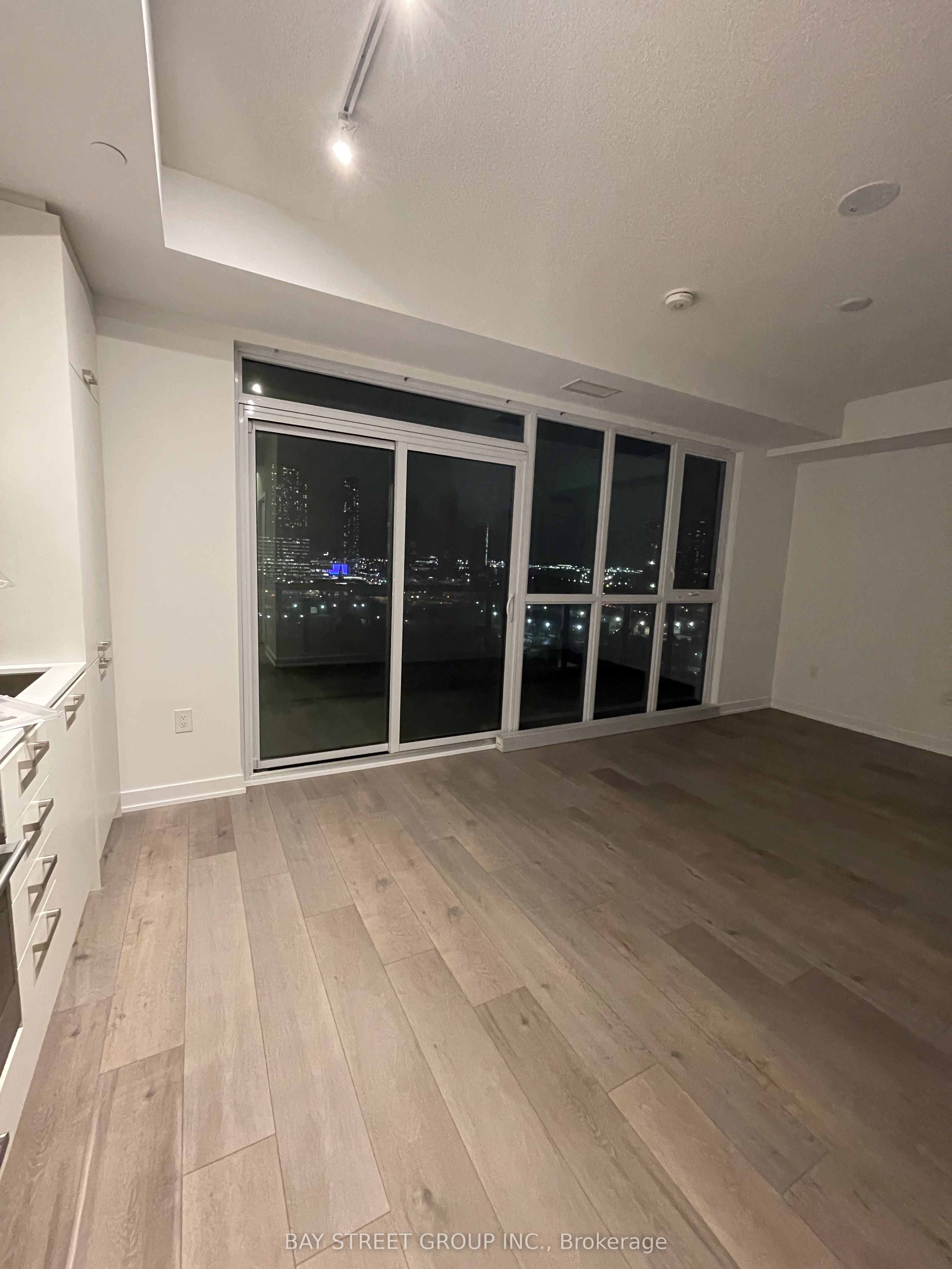 10 Honeycrisp Crescent 1717, Vaughan, ON L4K 0M7 photo 5